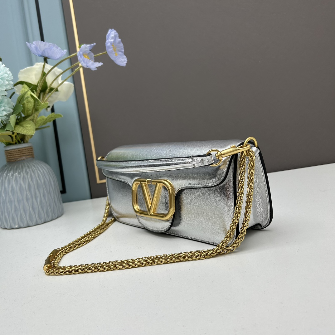 经典包袋升级，占据街头焦点。标志性铆钉点缀包身与包带，再来点新颜色瞧瞧，解锁无限搭配可能！金属链条和细腻