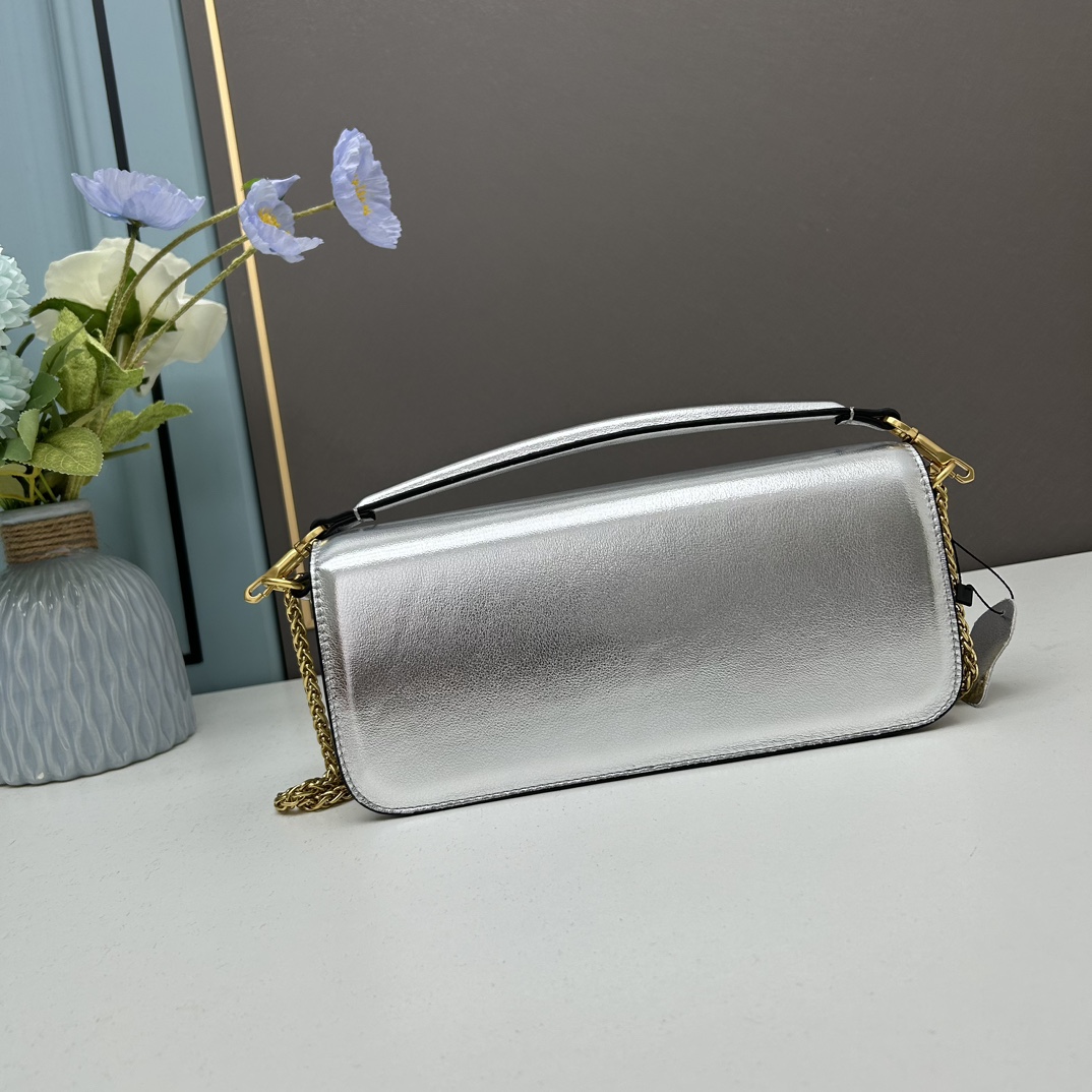 经典包袋升级，占据街头焦点。标志性铆钉点缀包身与包带，再来点新颜色瞧瞧，解锁无限搭配可能！金属链条和细腻