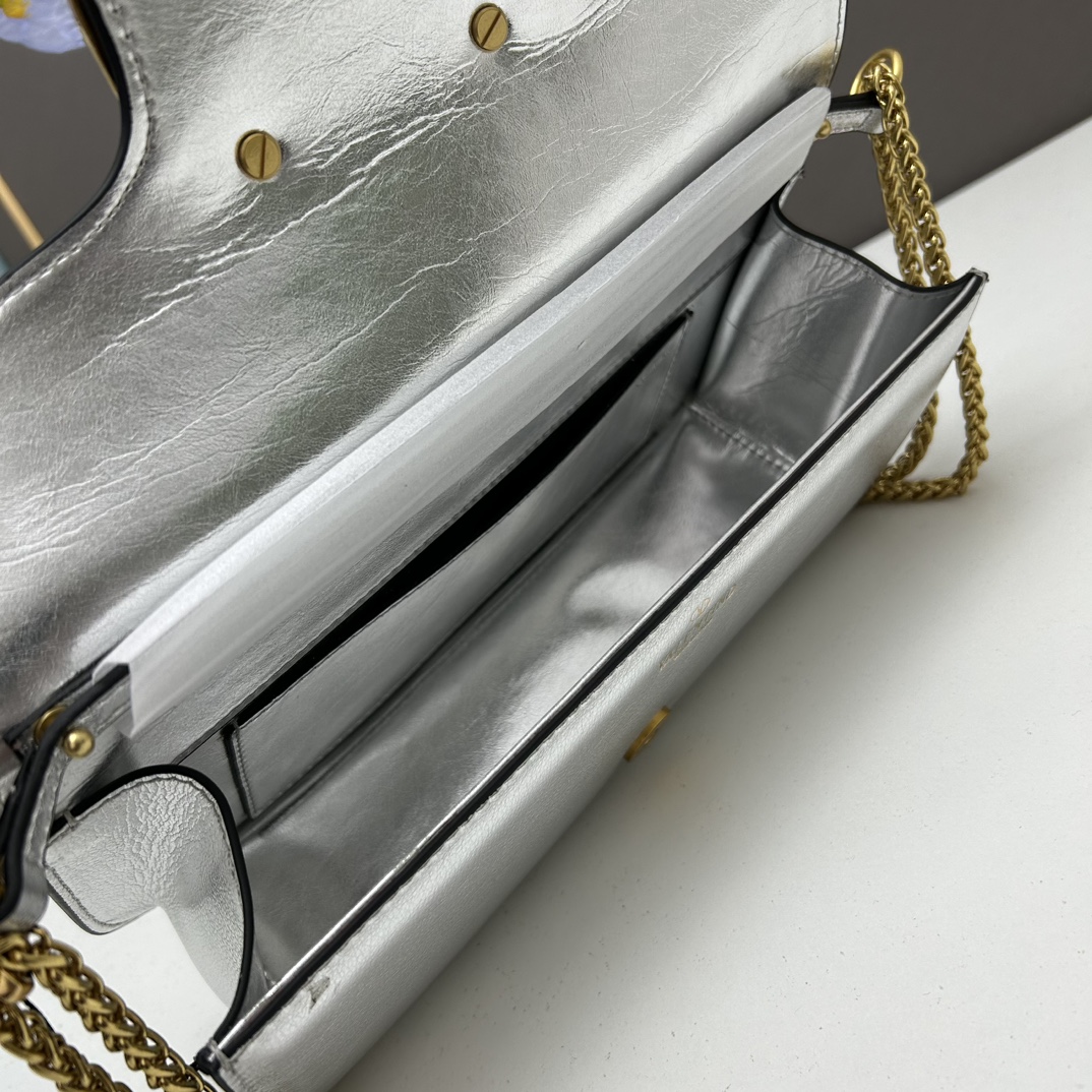 经典包袋升级，占据街头焦点。标志性铆钉点缀包身与包带，再来点新颜色瞧瞧，解锁无限搭配可能！金属链条和细腻