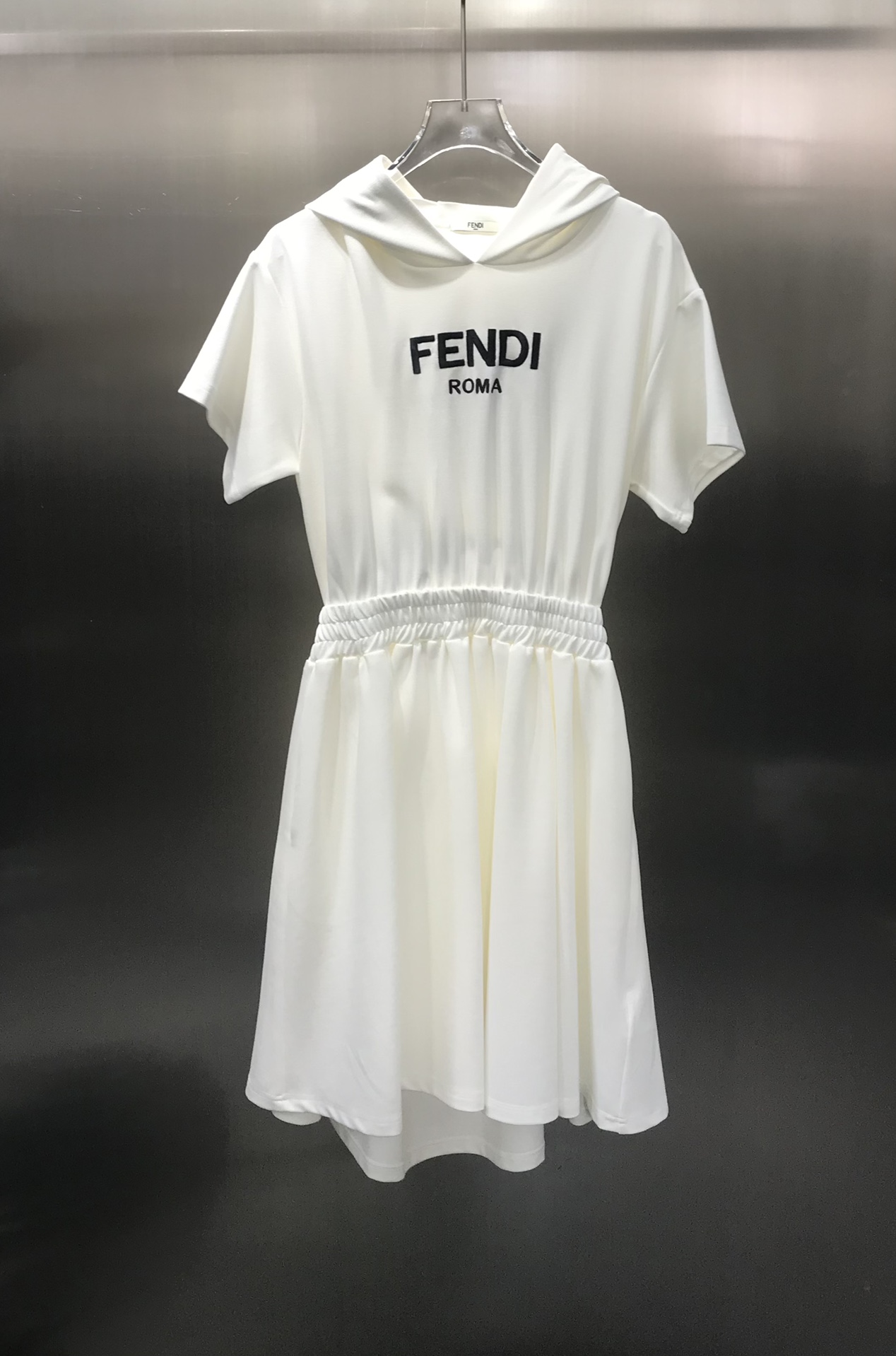 NO:696881,FD* girl's hooded elastic sweatshirt dress with letter embroidery on the front, waist elastic structure dress, simple, casual and fashionable, very stylish, the hollow part at the waist is elastic and waisted, the upper body shape is super nice, very aura, high version SML,,hoodie,sweatshirts,skirts,hats,19860909FD*少女连帽松紧卫衣裙 正面有字母刺绣 收腰松紧结构连衣裙 简约休闲时尚 很有造型感 腰间镂空部位有弹力且收腰 上身版型超好看 很显气场 高版本 SML,,hoodie,sweatshirts,skirts,hats,,Women's clothing