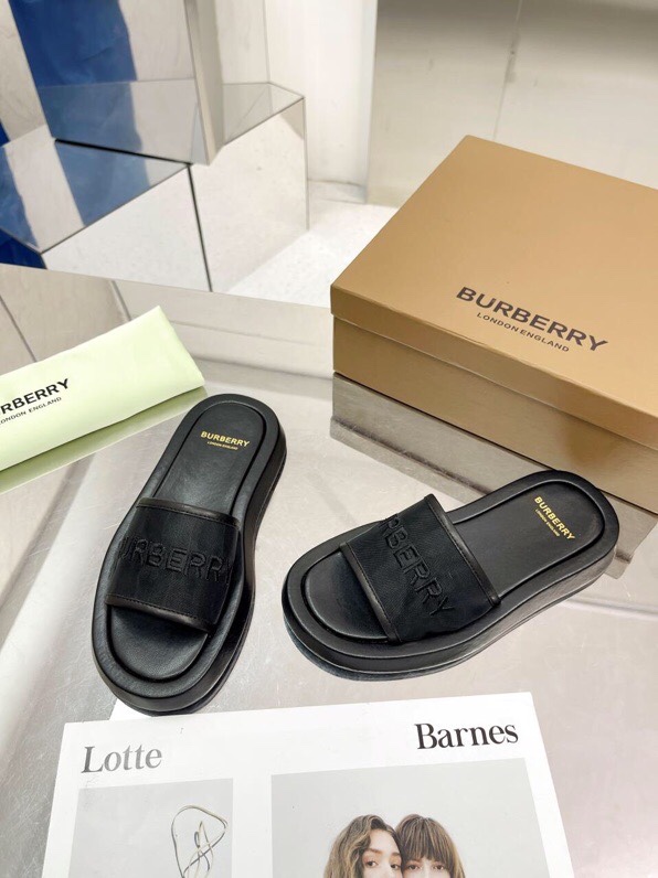Men’s Classic Embroidery Graft Slippers 2022: Burberry Bobelli’s Elegant Design and Comfortable Fit - 图片 2