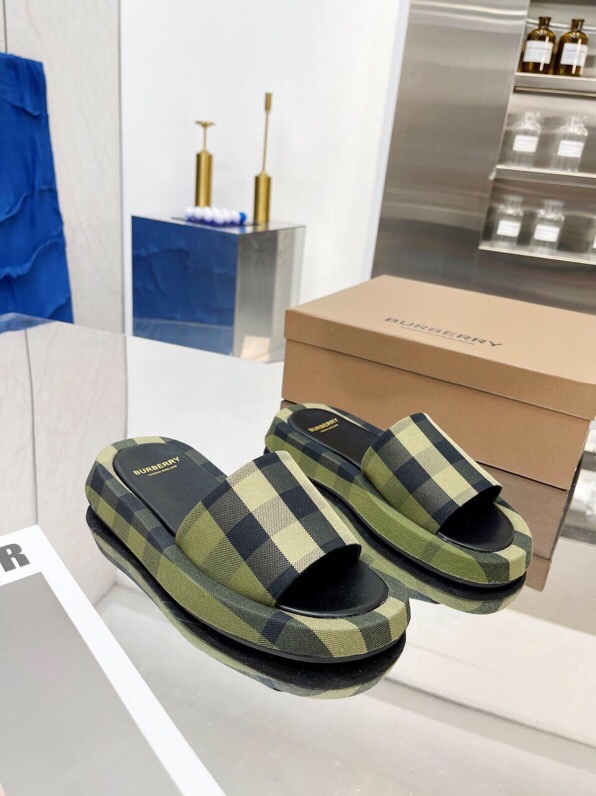 Burberry Bobelli 2022 Men’s Classic Embroidery Slippers Review: Features, Design, and Sizing - 图片 3