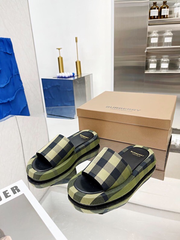 Burberry Bobelli 2022 Men’s Classic Embroidery Slippers Review: Features, Design, and Sizing - 图片 2