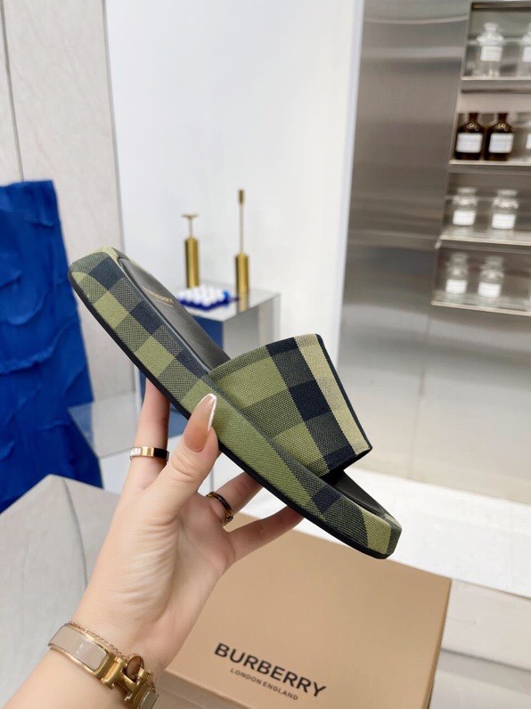 Burberry Bobelli 2022 Men’s Classic Embroidery Slippers Review: Features, Design, and Sizing - 图片 5