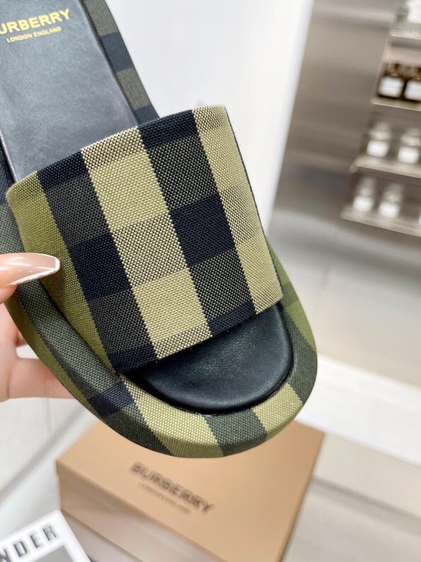 Burberry Bobelli 2022 Men’s Classic Embroidery Slippers Review: Features, Design, and Sizing - 图片 7