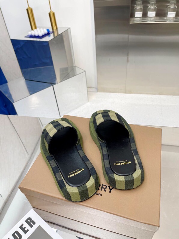 Burberry Bobelli 2022 Men’s Classic Embroidery Slippers Review: Features, Design, and Sizing - 图片 6
