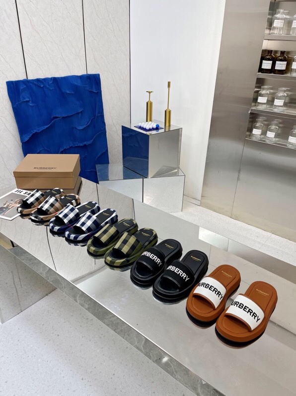 Men’s Classic Embroidery Slippers by Burberry Bobelli 2022 | Brown Sheepskin | Size 39-44 | Rubber Sole - 图片 8