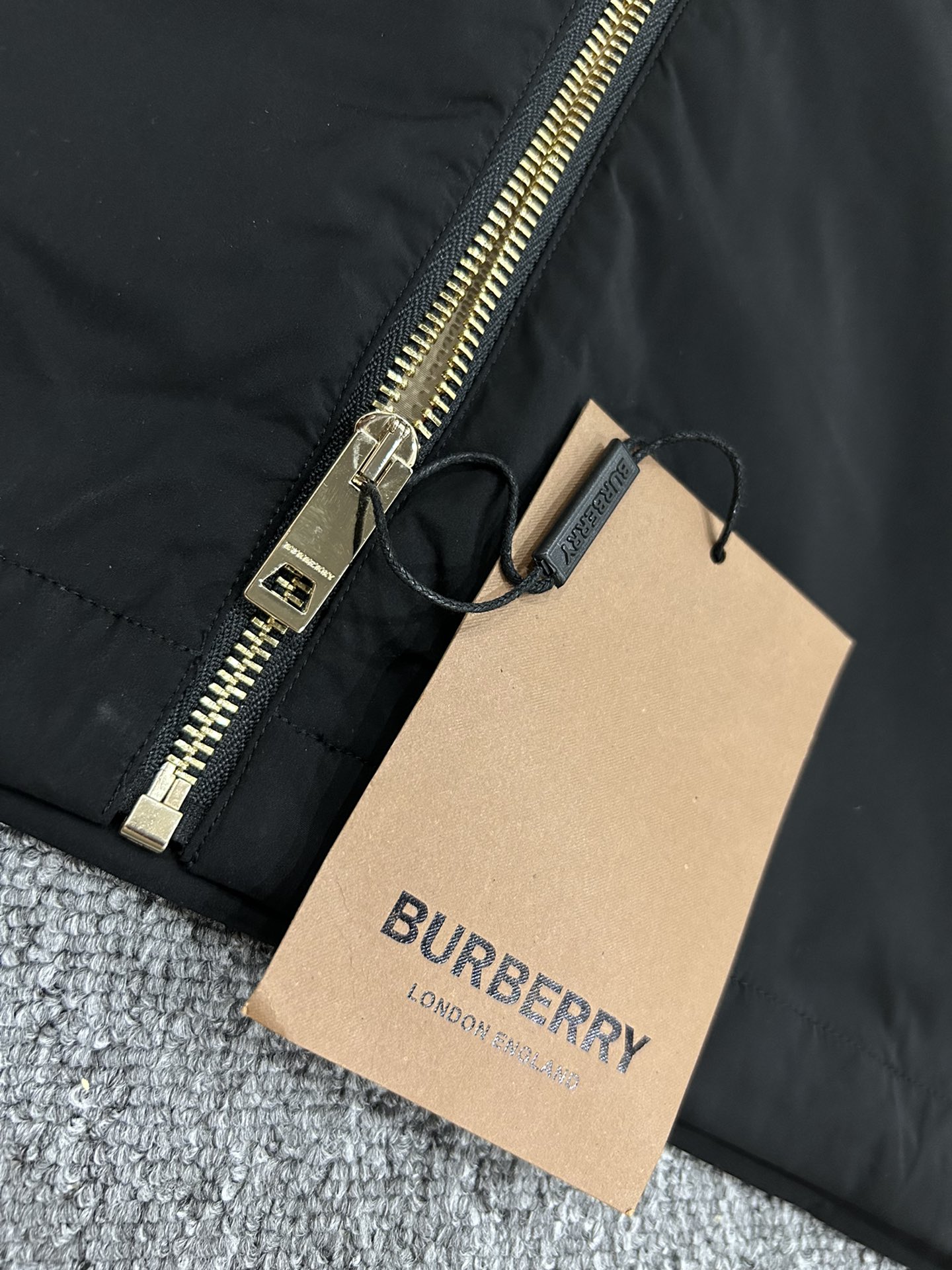 ️原单夹克️️BURBERRY巴宝莉️2024新款夹克外套秀场新品️品相非常完美专柜面料色泽饱满诱人非常