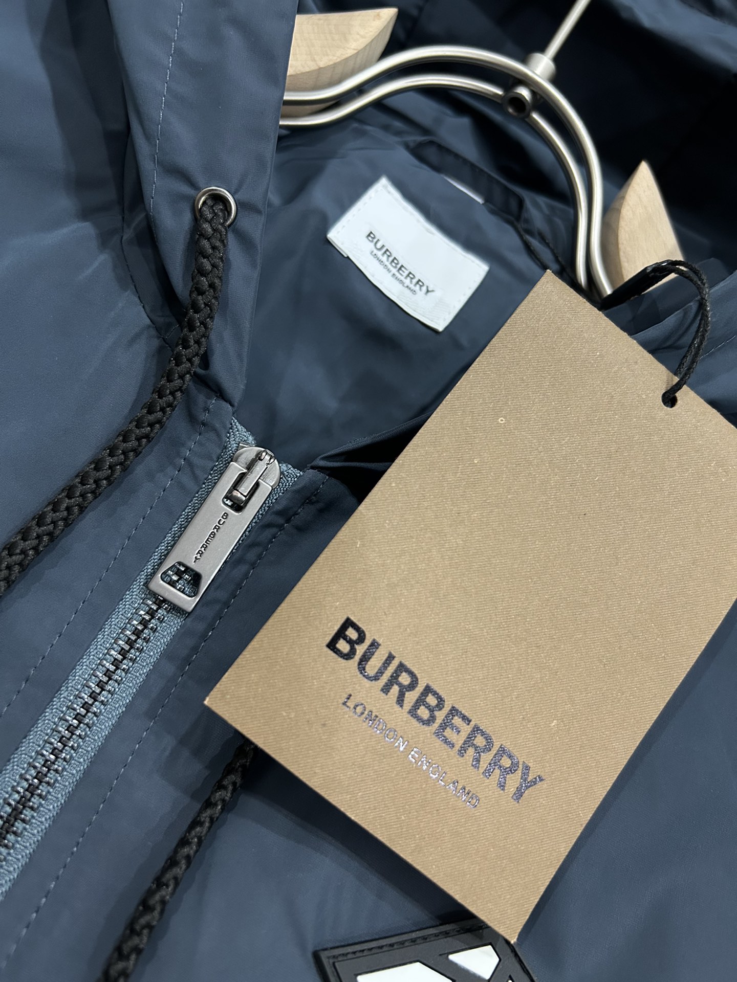 ️原单夹克️️BURBERRY巴宝莉️2024新款夹克外套秀场新品️品相非常完美专柜面料色泽饱满诱人非常