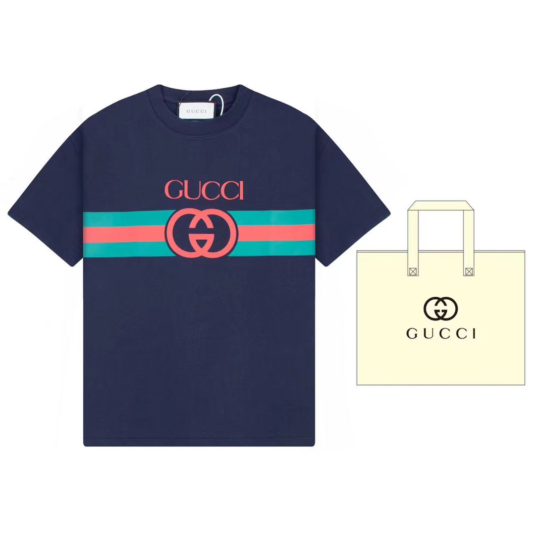 (+5 can include handbag) Gucci vintage logo inspired by 80s prints. This short-sleeve knit cotton T-shirt cleverly uses…