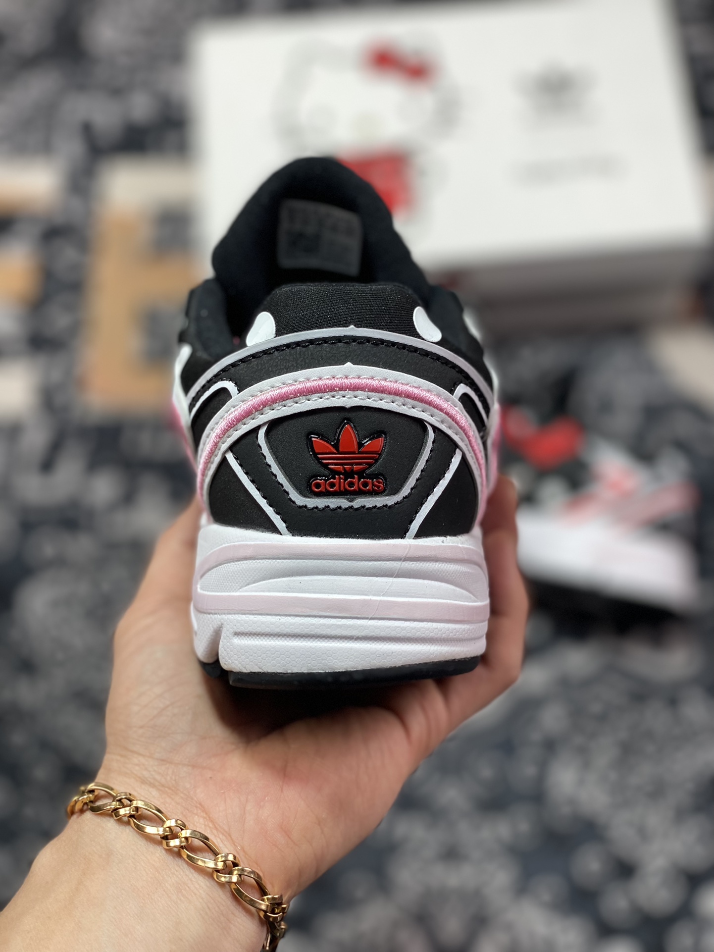 ”Hello Kitty” x Adidas Originals Astir ”Black” Astir series jogging shoes GW7166