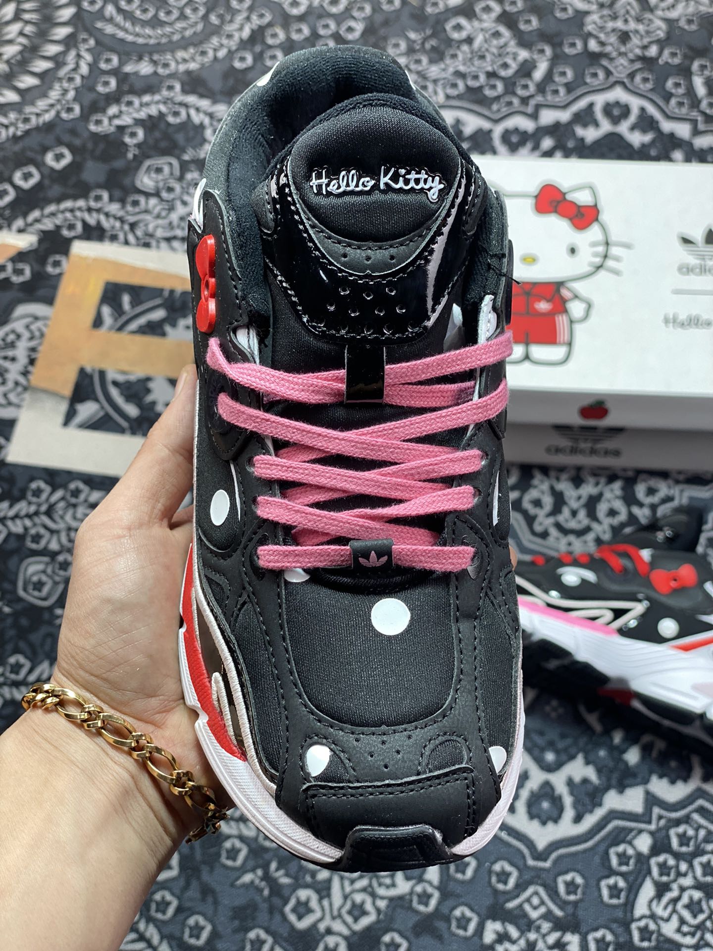 ”Hello Kitty” x Adidas Originals Astir ”Black” Astir series jogging shoes GW7166