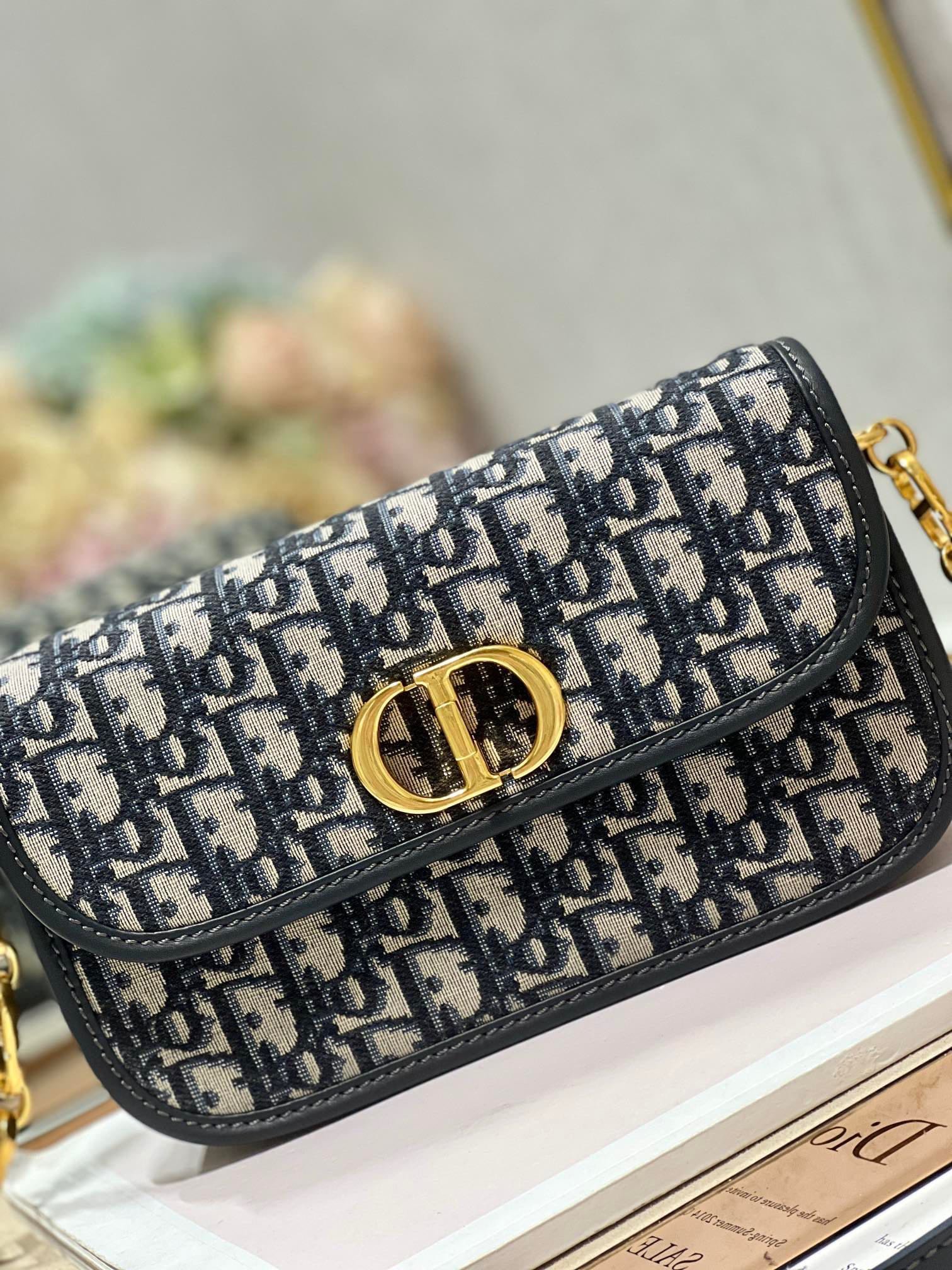 迪奥Dior顶级进口原厂牛皮刺绣链条包️30MontaigneAvenue手袋采用典雅的设计提升此经典系