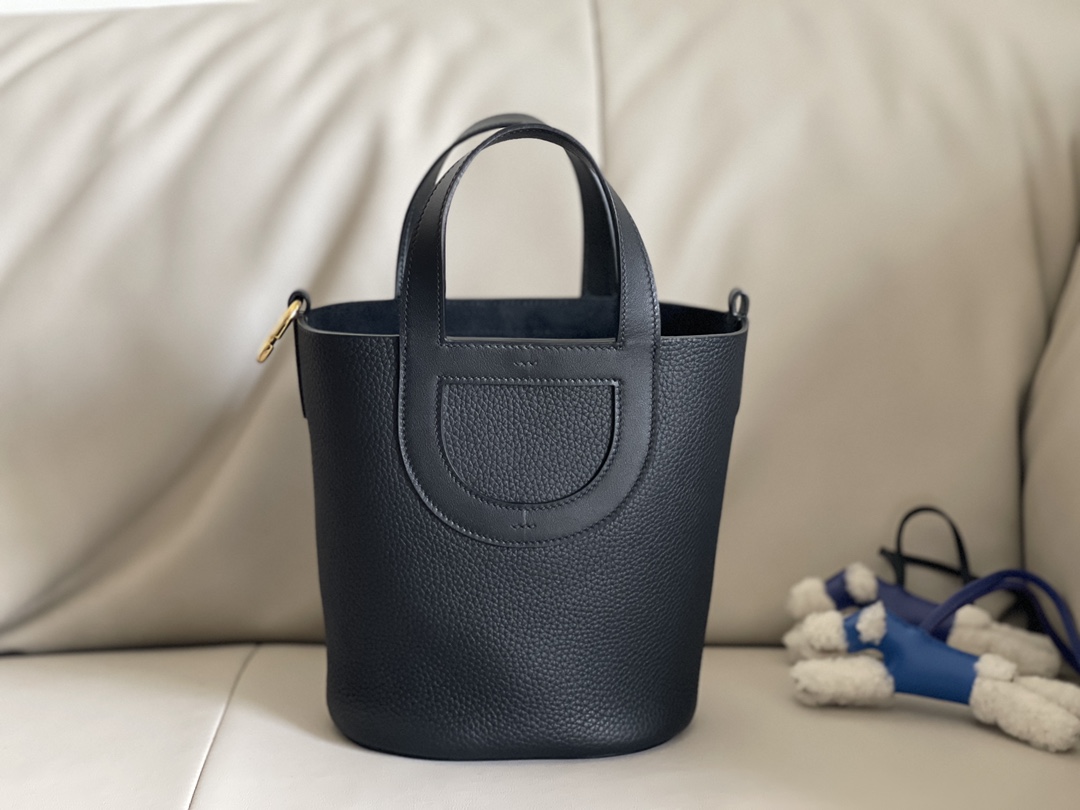 Hermès Classic H home and outside calfskin bucket bag in stock / black in the loop pig nose vegetable basket 18cm tc leather gold buckle