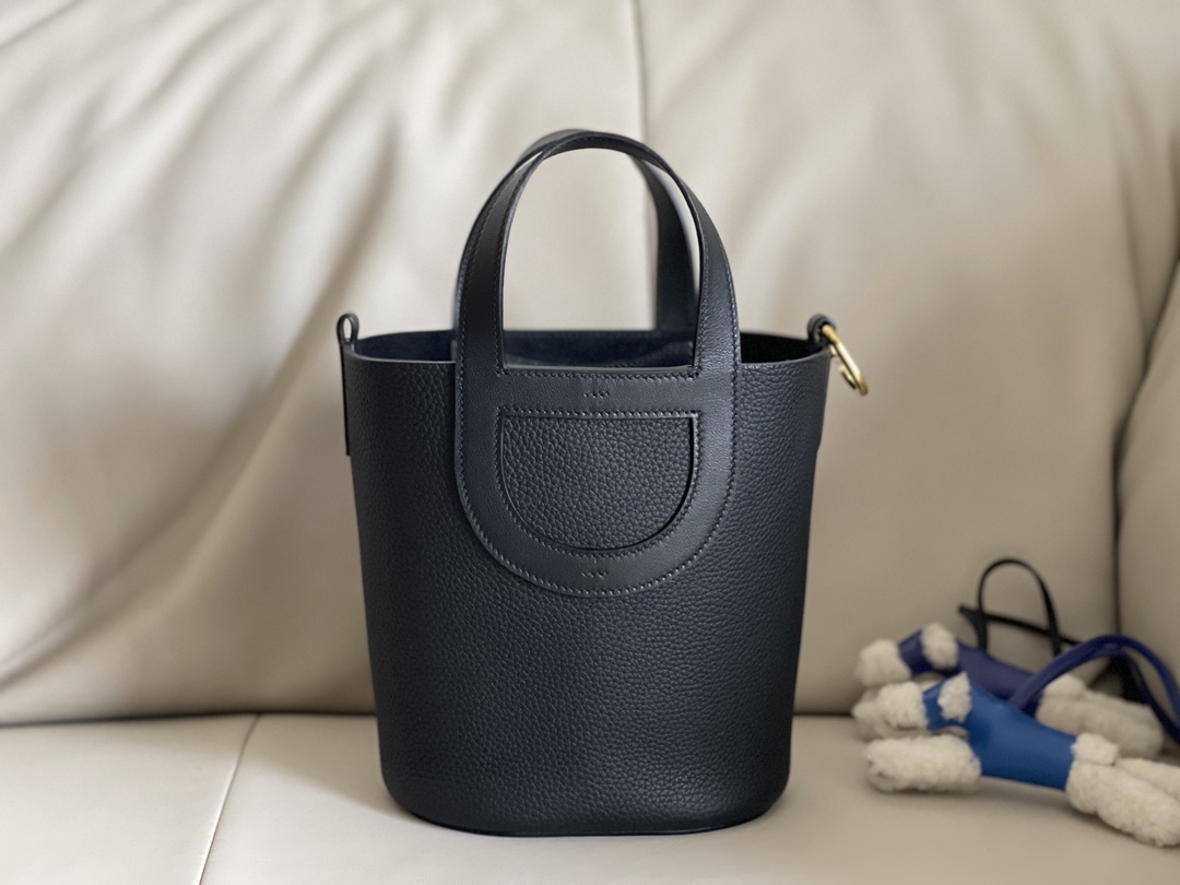 Hermès Classic H home and outside calfskin bucket bag in stock / black in the loop pig nose vegetable basket 18cm tc leather gold buckle
