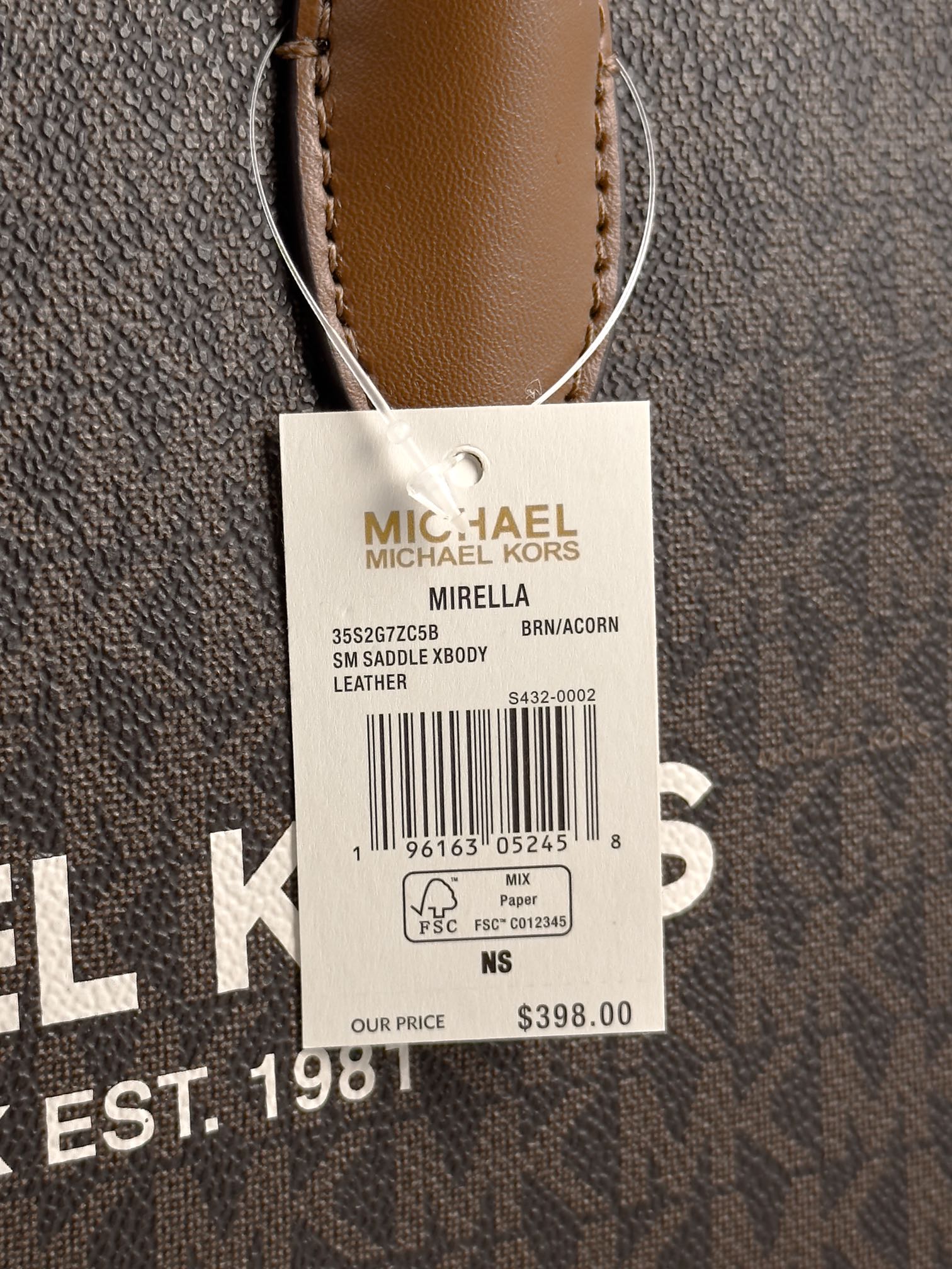 Michael Kors 印花打造包身，上缀 Michael Kors 字母印花装饰，皮革