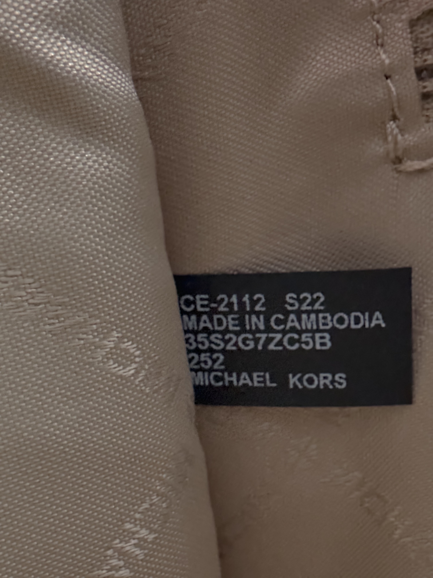 Michael Kors 印花打造包身，上缀 Michael Kors 字母印花装饰，皮革