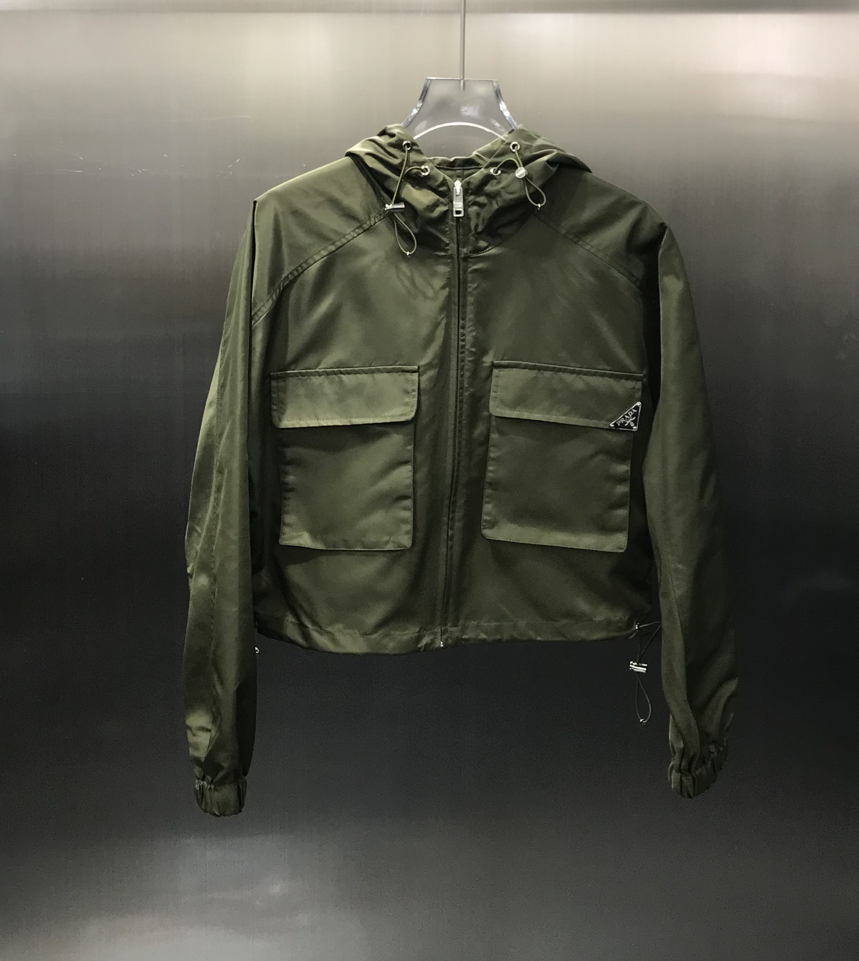 NO:696878,PRAD* Triangle logo series suit. Be a cool girl. Short hooded jacket with elastic waist drawstring shorts. Super personalized logo triangle embellishment. A super good-looking set. The short design easily separates the visual sense of the figure. It also looks good when worn separately. Comes in one set. High version SML, prada, shorts, jackets & coats, hats,19860909PRAD* 高人三角标气尼龙系列套装 做个酷酷的女孩吧 连帽短款外套搭配松紧腰抽绳短裤 超级个性 logo三角点缀 超级好看的一套 短款的设计轻松分割出身材视觉感 分开搭配也好看 一套出 高版本 SML,,prada,shorts,jackets & coats,hats,,Women's clothing