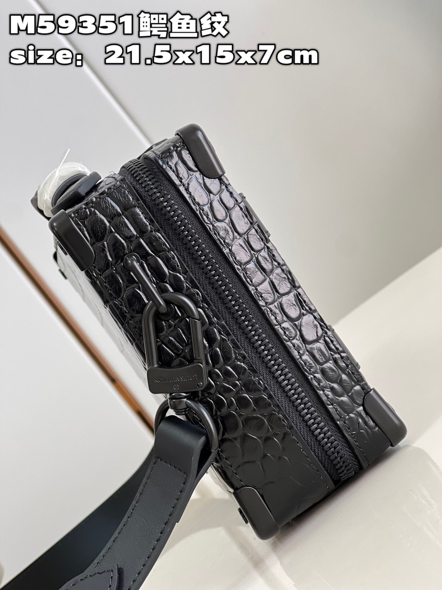 顶级原单M59351黑色鳄鱼纹本款HandleSoftTrunk手袋为Monogram皮革压印细腻纹理以