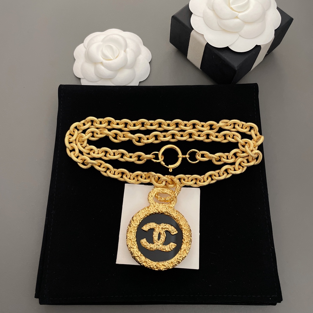 NO:669658,88320 [Fragrant round double-sided carved necklace] Middle-aged style!  Highly recommended!  'Fashion is fleeting, style lasts forever' This is the charm of Vintage!  This sentence can be met but cannot be sought. This sentence is used in Ch@nel  The Vintage series is perfect. Although Z is a 'second-hand product', it does not mean that it is old or outdated. On the contrary, it embodies a mature and timeless classic charm. In other words, it is a retro jewelry that can be worn before, can be worn now, and can be worn in the future. So, generally  When I encounter a Vintage style that I like, I will definitely collect it without saying a word. Moreover, just like an investment, Vintage has steadily appreciated in value. It is so worth owning. [witty][witty][witty] Such a strong retro style seems to be particularly endowed with a modern sense of fashion now!  ,,necklace,Cardia high-end jewelry1986090988320【香圆形双面雕花项链】中古款！非常推荐！“流行稍纵即逝,风格永存”这就是Vintage的魅力！可遇而不可求这句话用在Ch@nel Vintage系列上是再合适不过了,Z虽然是”二手货“,它并不代表陈旧,或者过时,相反,体现的是一种成熟的、历时不变的经典魅力,换句话说就是以前能佩戴,现在佩戴,将来还能佩戴的复古饰品.So,一般遇到我喜欢的Vintage款式,二话不说,绝对会收藏,而且,就像投资一样,稳健升值的Vintage,你太值得拥有了[机智][机智][机智]这样一股浓烈的复古风,在现在看来确是特别得赋有现代的时尚感！,,necklace,卡迪亚高端饰品,Jewelry