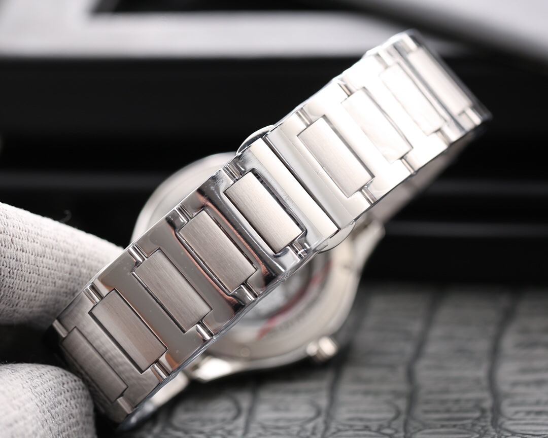 Piaget PoloS系列火爆上市，全新钢带散珠打磨，将生活的艺术与时间融合一起，彰显传奇色彩