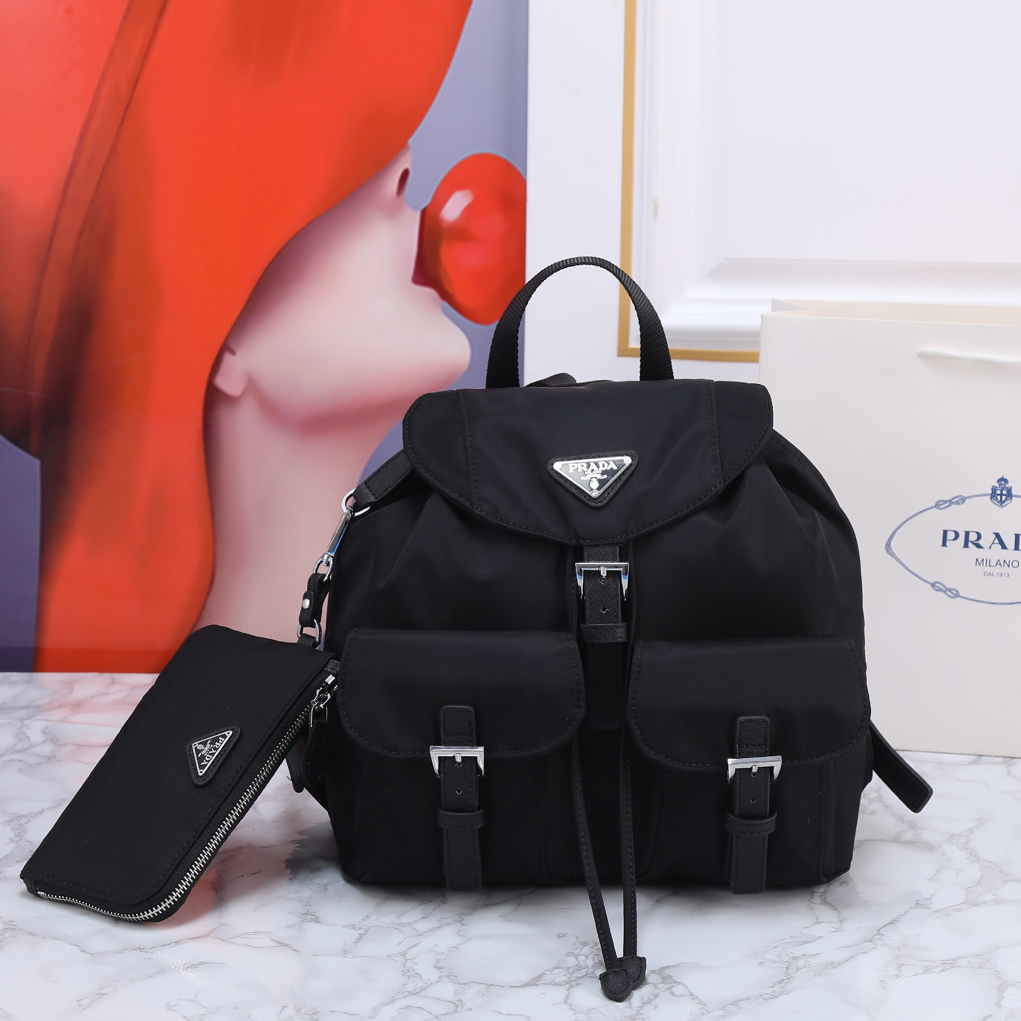 回货。P家专柜新款女士双肩BZ811吊袋🎒背包到货，ECONYL®再生尼龙和Saffiano皮革材质，再生尼龙涂胶织物贴