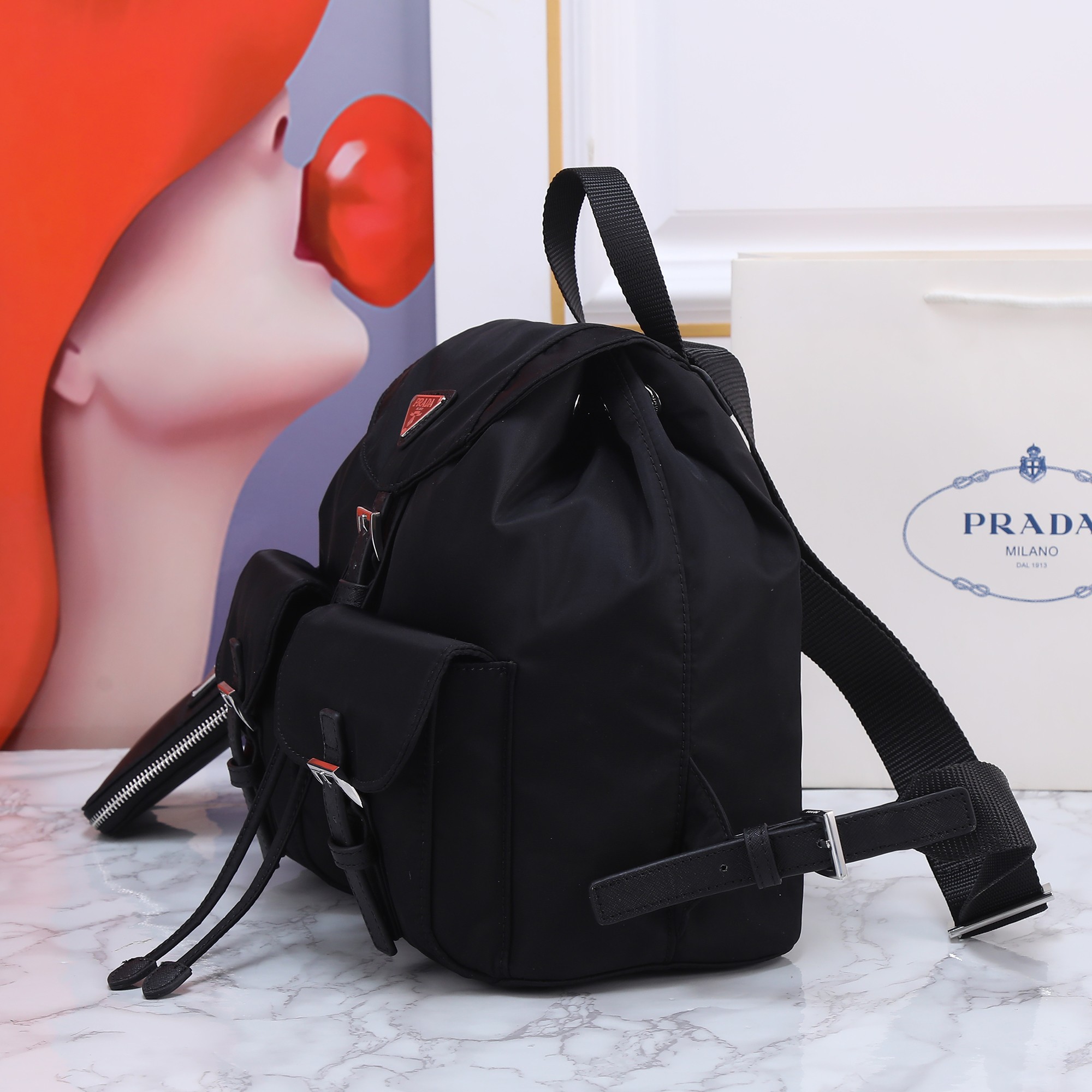 回货。P家专柜新款女士双肩BZ811吊袋🎒背包到货，ECONYL®再生尼龙和Saffiano皮革材质，再生尼龙涂胶织物贴