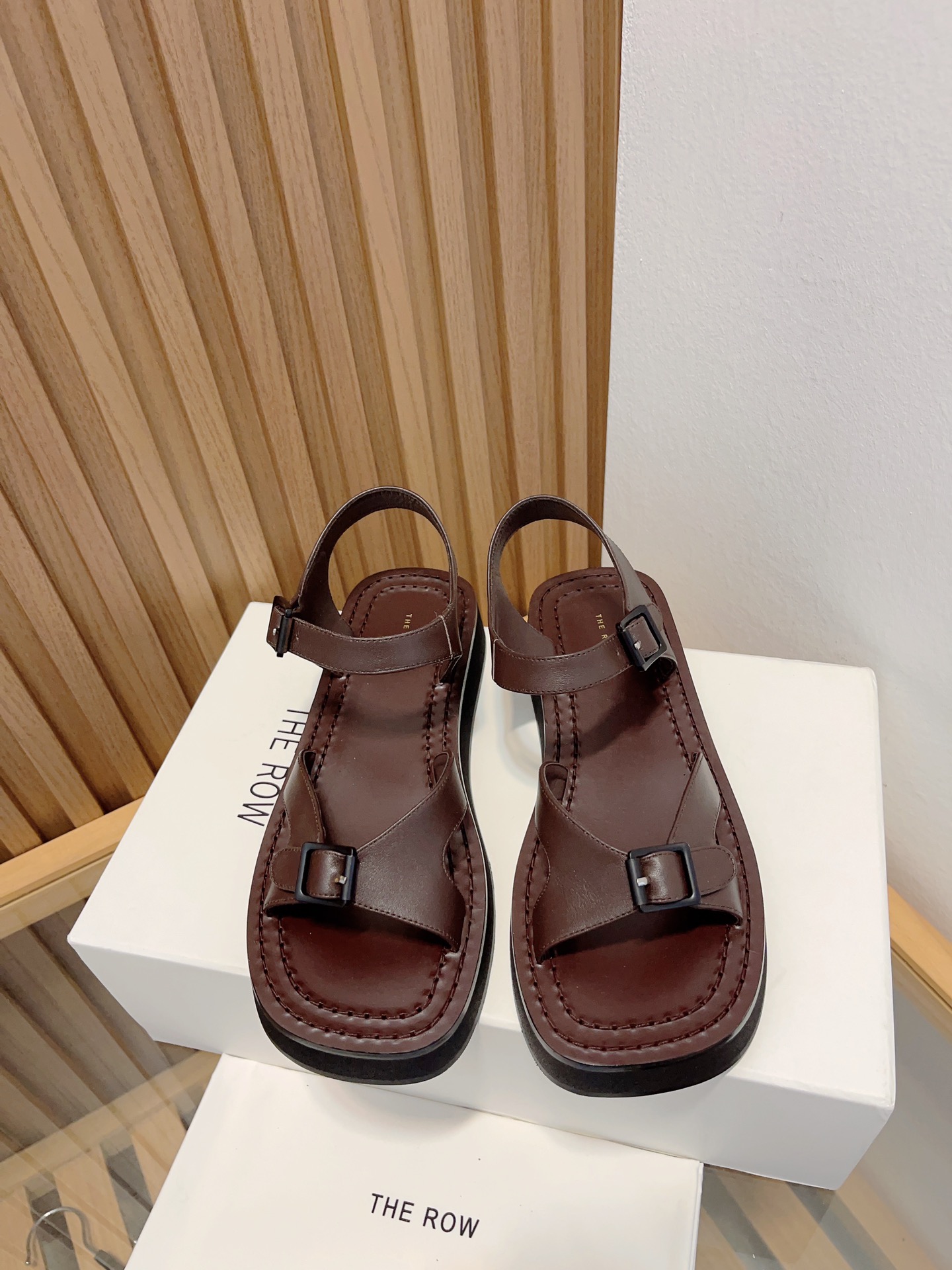 The Row Leather Sandals Women's Fashionable Summer Beach Shoes 4 i1677689717 2229 1