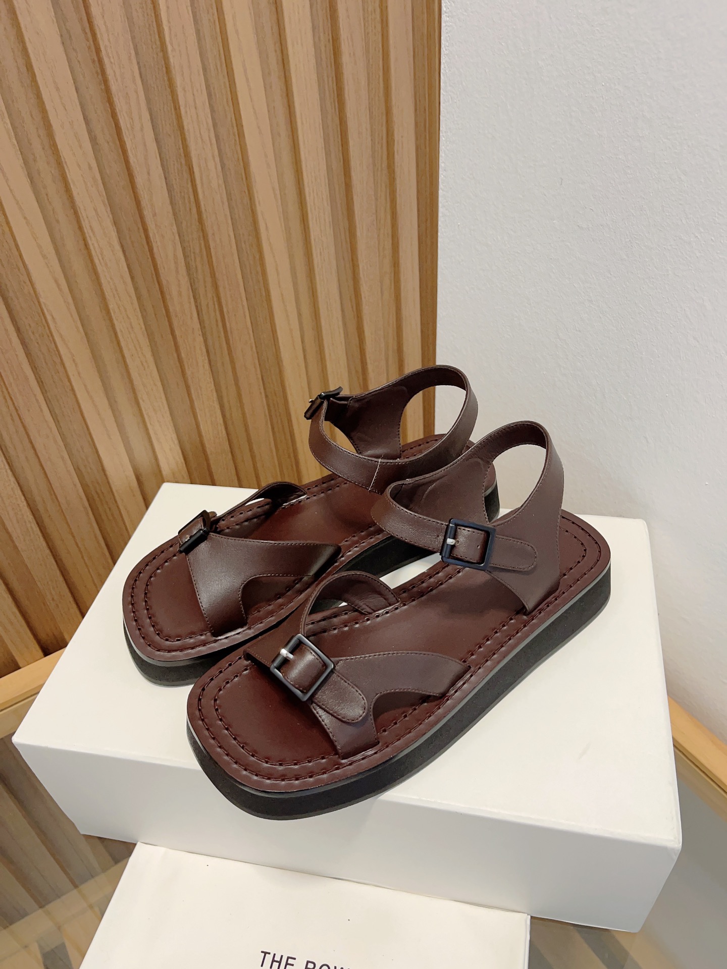 The Row Leather Sandals Women's Fashionable Summer Beach Shoes 3 i1677689717 476 0