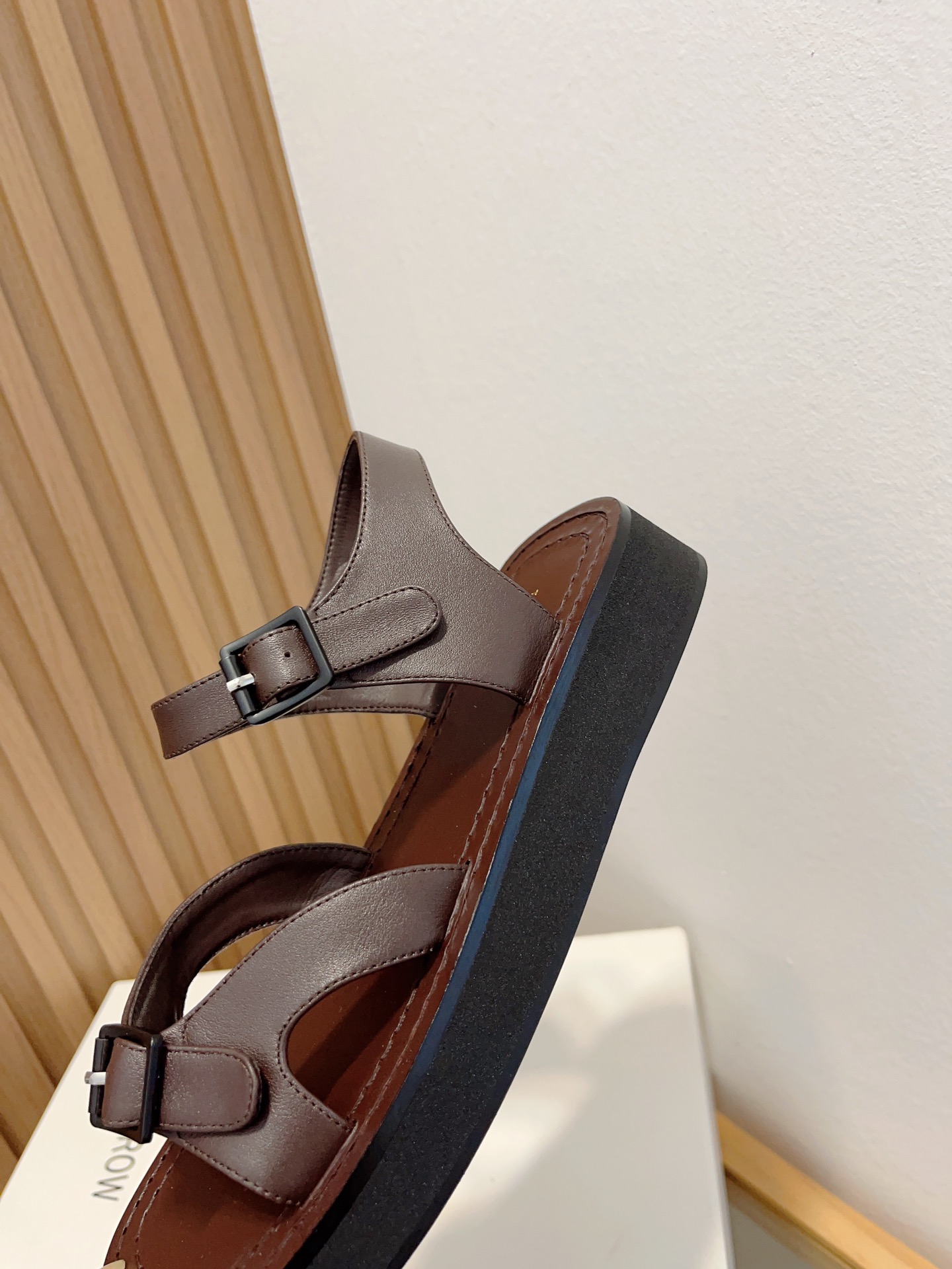 The Row Leather Sandals Women's Fashionable Summer Beach Shoes 9 i1677689717 7449 7