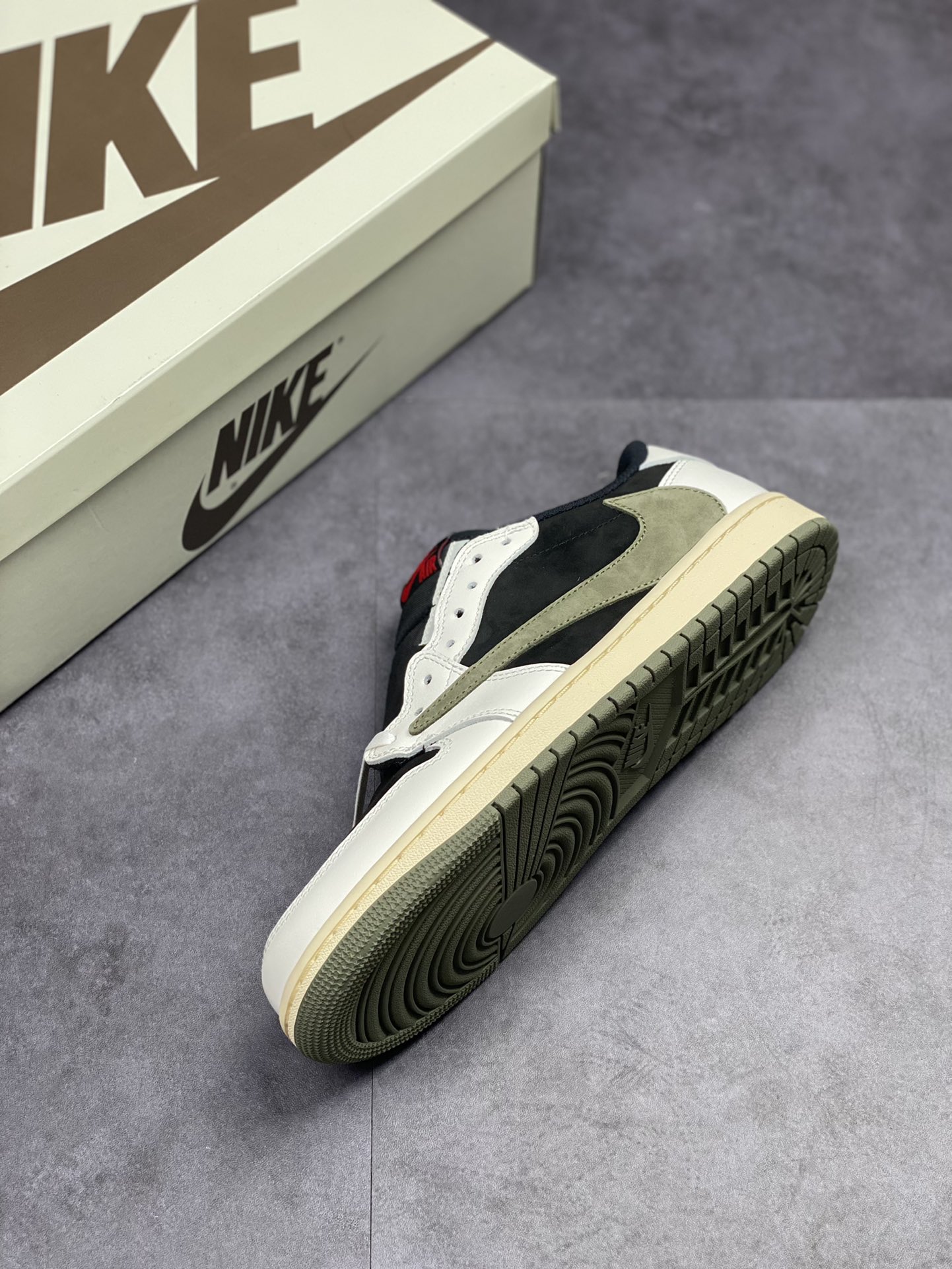 400 Travis Scott x Air Jordan 1 Low ”Olive” 黑绿倒钩低帮 DZ4137-106