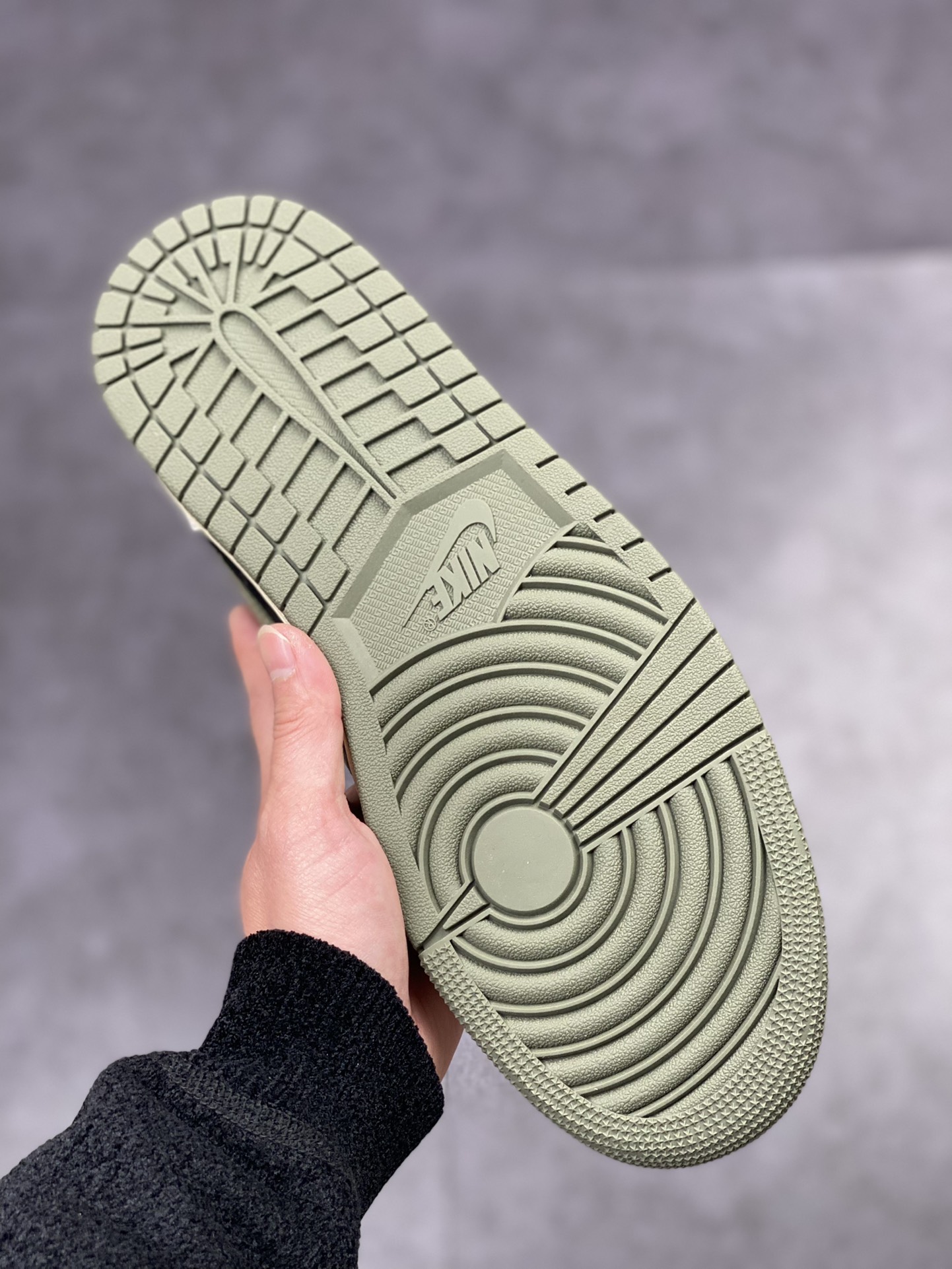 400 Travis Scott x Air Jordan 1 Low ”Olive” 黑绿倒钩低帮 DZ4137-106