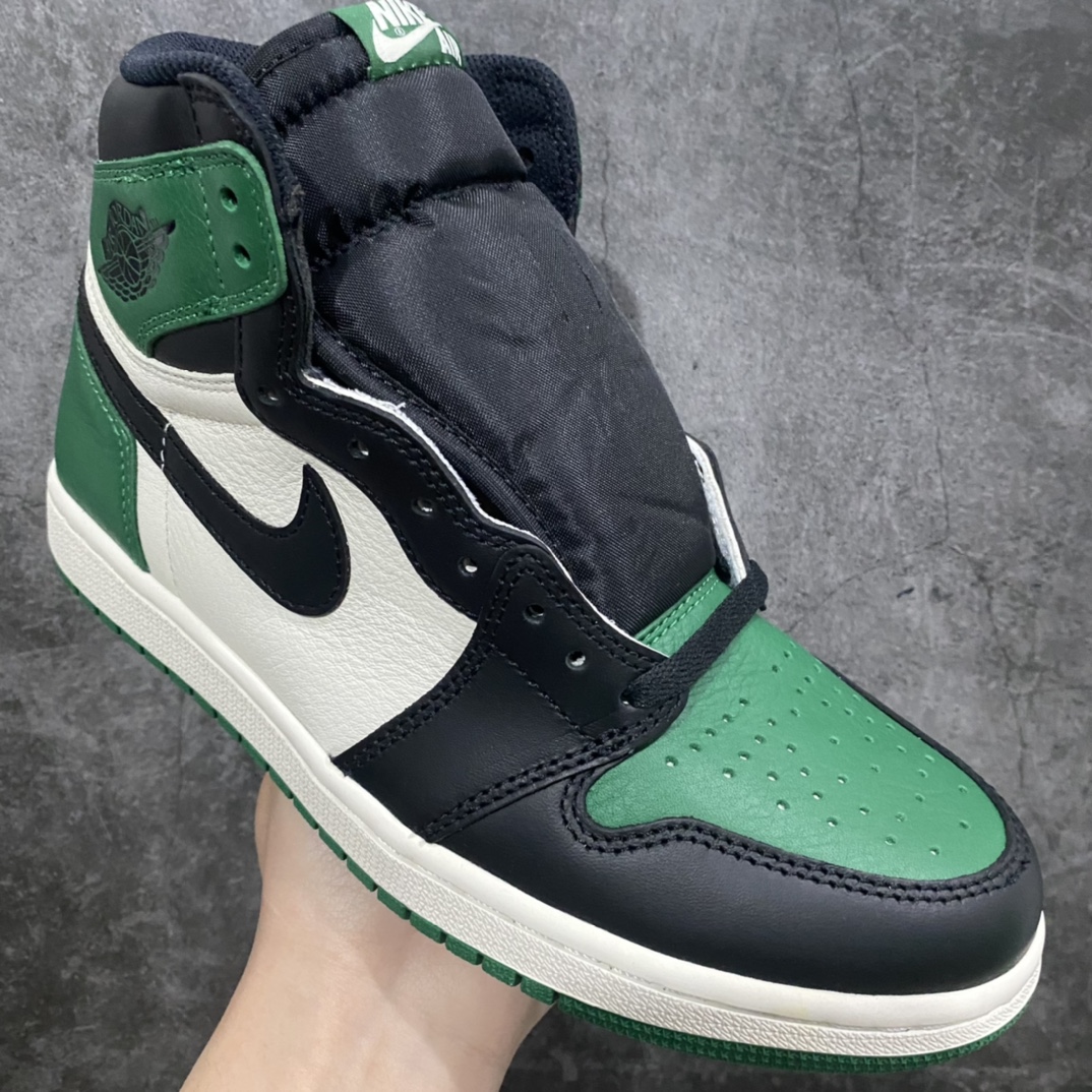 图片[3]-纯原版Air Jordan AJ1 绿脚趾货号：555088-302n原底面 原厂皮 完美3D高频立体飞翼 字体大小色泽亮度均保持原鞋一致 全部原厂特供皮料 原厂配方烧制的大底 原厂核心技术 原厂拉帮手法 中底布自然渗透 最正宗的AJ1的屁股 钩子 外领口饰片 鞋头 防泥片 鞋眼片 全部采用原厂电脑车 针距 边距完全同步原鞋 最正宗的原鞋即视感  尺码：40-47.5-莆田鞋批发中心