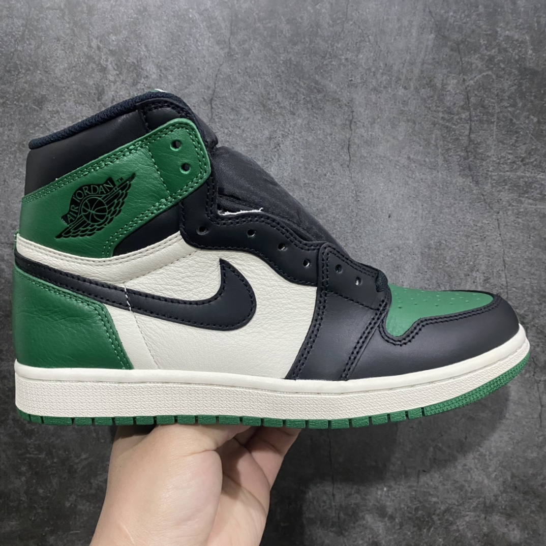 纯原版Air Jordan AJ1 绿脚趾货号：555088-302n原底面 原厂皮 完美3D高频立体飞翼 字体大小色泽亮度均保持原鞋一致 全部原厂特供皮料 原厂配方烧制的大底 原厂核心技术 原厂拉帮手法 中底布自然渗透 最正宗的AJ1的屁股 钩子 外领口饰片 鞋头 防泥片 鞋眼片 全部采用原厂电脑车 针距 边距完全同步原鞋 最正宗的原鞋即视感  尺码：40-47.5-莆田鞋批发中心