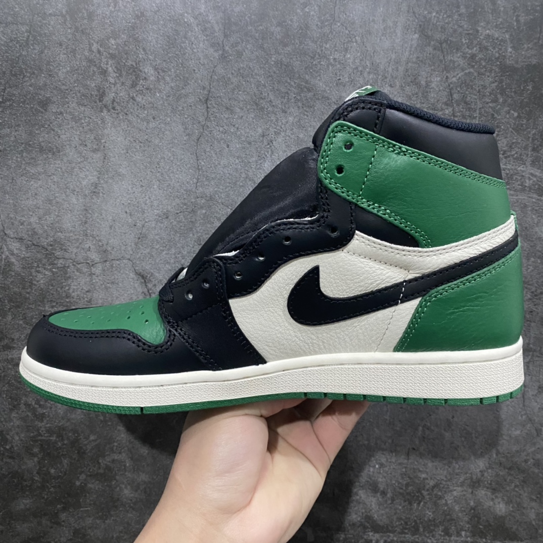 图片[2]-纯原版Air Jordan AJ1 绿脚趾货号：555088-302n原底面 原厂皮 完美3D高频立体飞翼 字体大小色泽亮度均保持原鞋一致 全部原厂特供皮料 原厂配方烧制的大底 原厂核心技术 原厂拉帮手法 中底布自然渗透 最正宗的AJ1的屁股 钩子 外领口饰片 鞋头 防泥片 鞋眼片 全部采用原厂电脑车 针距 边距完全同步原鞋 最正宗的原鞋即视感  尺码：40-47.5-莆田鞋批发中心