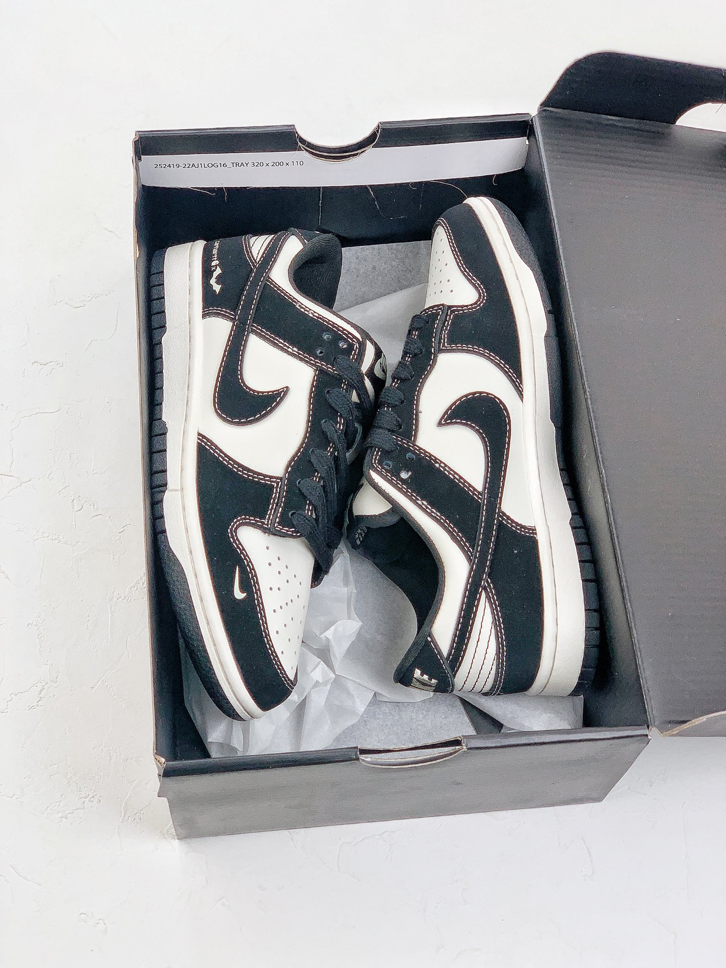 NIKE DUNK SB LOW 定制配色 Dunk SB顾名思义，具有经典的Dunk血缘，又注入了更多的时尚元素。相较于普通的Dunk滑板鞋，改良版的Dunk SB加厚了鞋舌的填充，使舒适性大大提升，同时也更方便穿脱；中底部分则加入了脚…