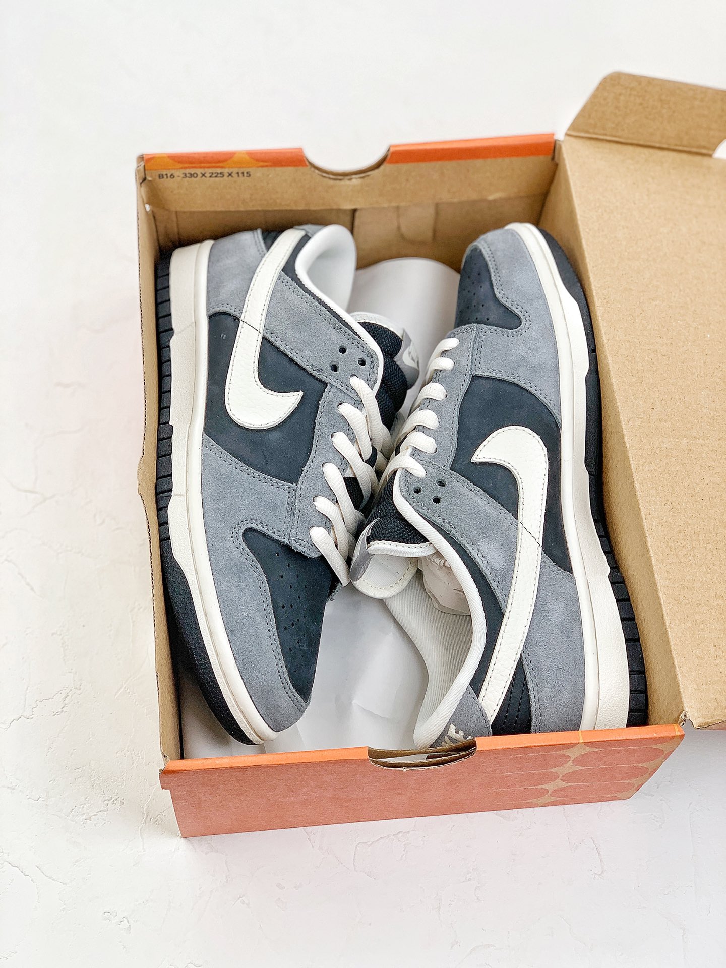 Nike Dunk SB Low 元年黑灰 Dunk SB顾名思义，具有经典的Dunk血缘，又注入了更多的时尚元素。相较于普通的Dunk滑板鞋，改良版的Dunk SB加厚了鞋舌的填充，使舒适性大大提升，同时也更方便穿脱…