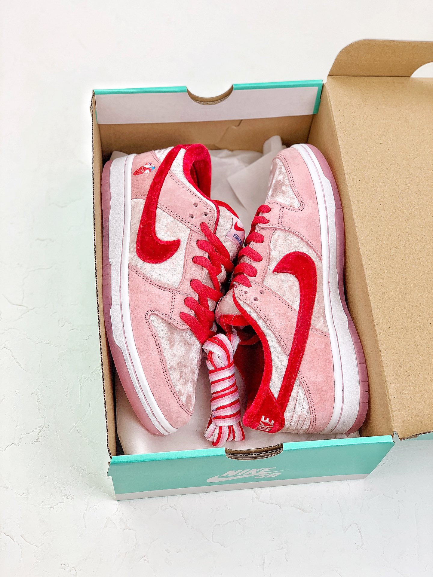StrangeLove x Nike SB Dunk Low PRO 情人节限定 史诗福利 全网唯一全头层版本 正确低趴鞋头细节 拒绝偷工减料福利供应！！鞋身采用浅粉翻毛皮搭配白、红丝绒共同呈现，半透明果冻外底映衬出红、蓝桃心的缤纷释放，…