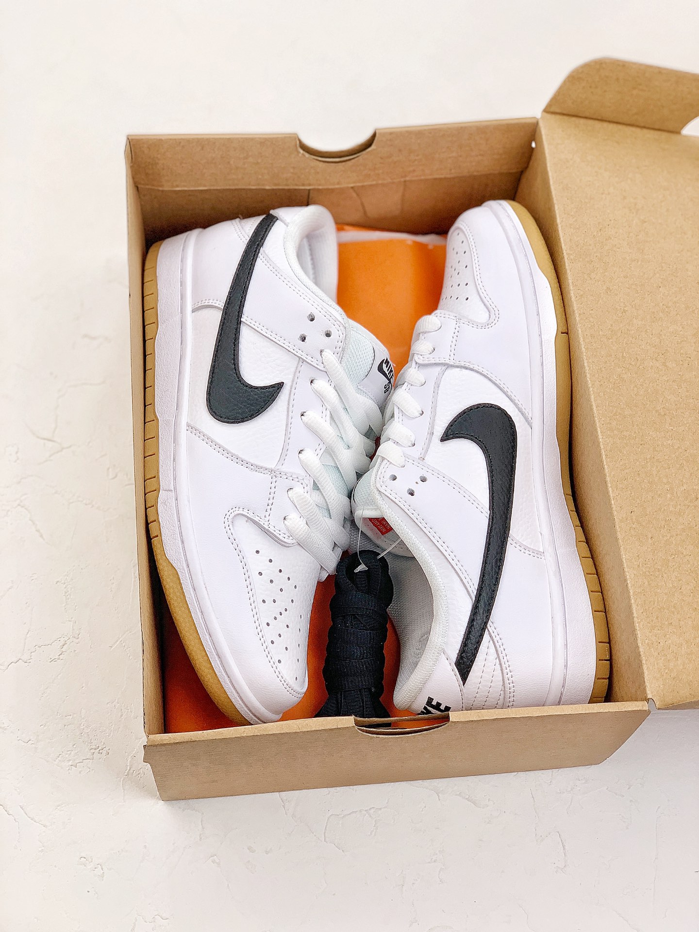 Nike SB Dunk Low “Orange Label” 白黑生胶 史诗福利 全网唯一全头层版本 正确低趴鞋头细节 拒绝偷工减料福利供应！！ 鞋面采用白色皮革材料，十分简洁搭配荔枝纹细节。侧面 Swoosh Logo 和鞋舌选取百搭…