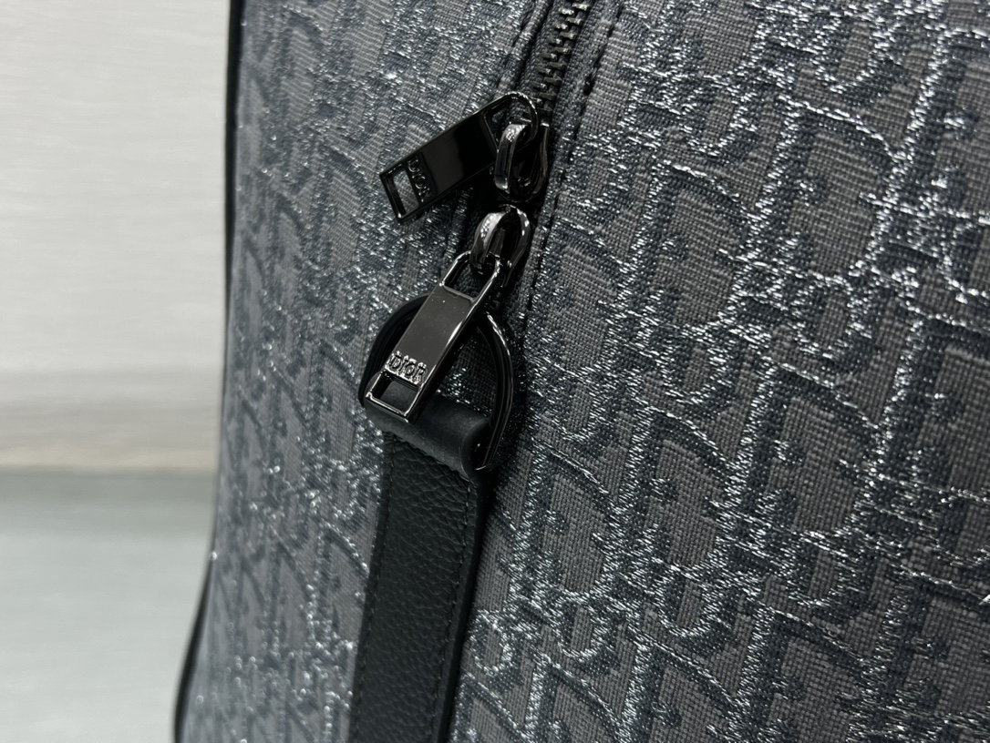 迪奥Dior顶级进口原厂刺绣旅行袋这款DiorLingot26手袋实用优雅别具一格采用Oblique印花