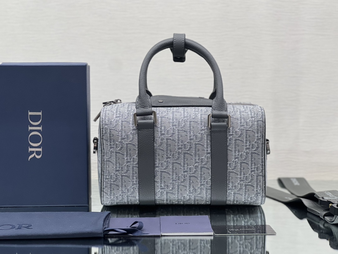 迪奥Dior顶级进口原厂刺绣旅行袋这款DiorLingot26手袋实用优雅别具一格采用Oblique印花
