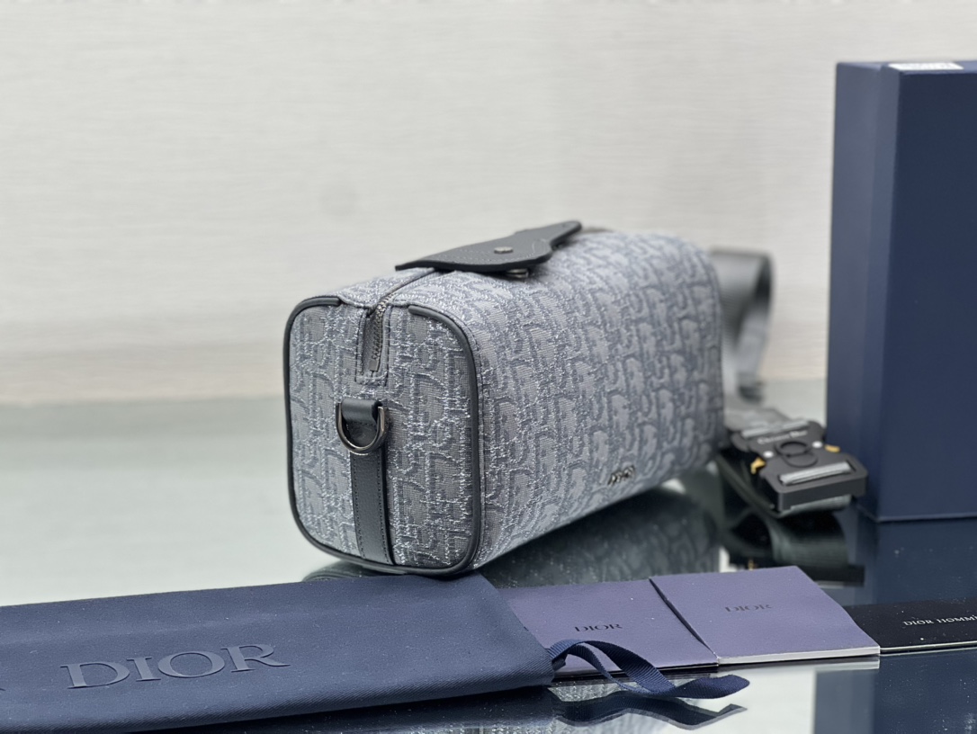 迪奥Dior顶级进口原厂刺绣旅行袋这款DiorLingot22手袋以别具一格的实用设计彰显Dior的现代
