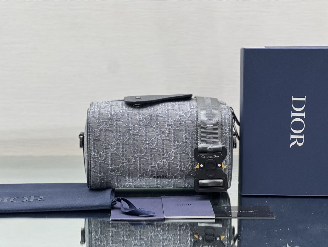 迪奥Dior顶级进口原厂刺绣旅行袋这款DiorLingot22手袋以别具一格的实用设计彰显Dior的现代