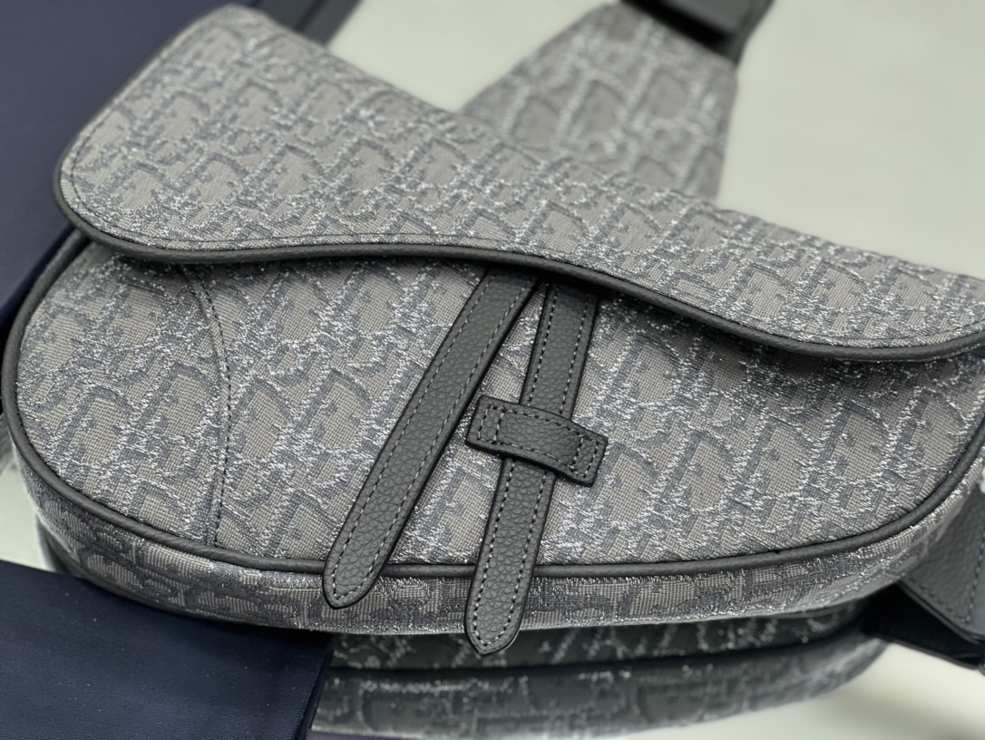 迪奥Dior顶级进口原厂刺绣男士马鞍包这款马鞍包是经典系列的新款单品采用Oblique印花面料精心制作饰