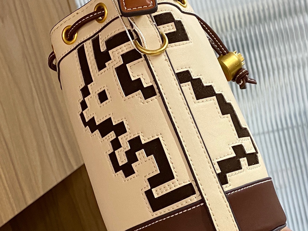 Year-Limited Rabbit Bucket Bag with Pixel Rabbits for Spring Celebration - 图片 7