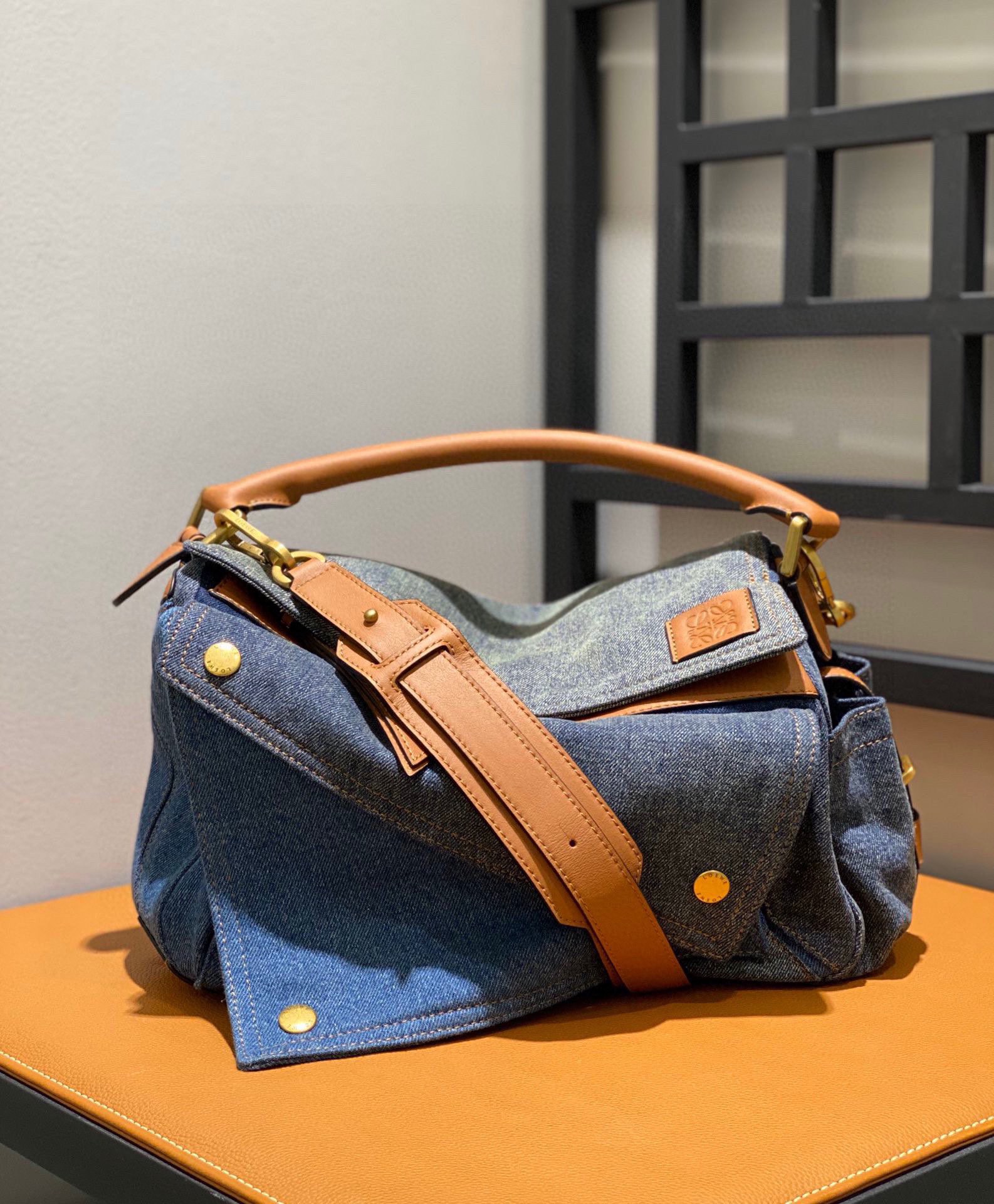 Le sac de géométrie du denim de puzzle a été développé pendant 244 jours! Jiujin Water Washing Factory Washing Factory Lavez trois couleurs et un morceau de pièces en vrac trois fois. Les frais d’artisanat sont si chers que ma mère ne vous reconnaît pas! Calfskin Denim importé d’Allemagne, ancienment d’or de 45 degrés en forme d’or ancienne en forme d’emballage complet (carte-cadeau, ruban, boîte, sac à provisions) 66002 taille moyenne: 29 * 12 * 19cm