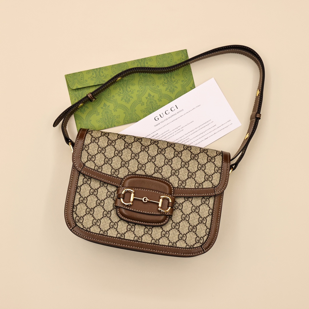 Gucci 1955马鞍包 大号：25*18*8cm 💰300 小号：23*14*8cm 💰280 复古风满满的1955马鞍包，复古皮革搭配，将马鞍包复古风格展现的淋漓尽致，颜值和舒适度兼备，让你的少女心瞬间炸裂，包柜上必备的一款包，经典中的经典。