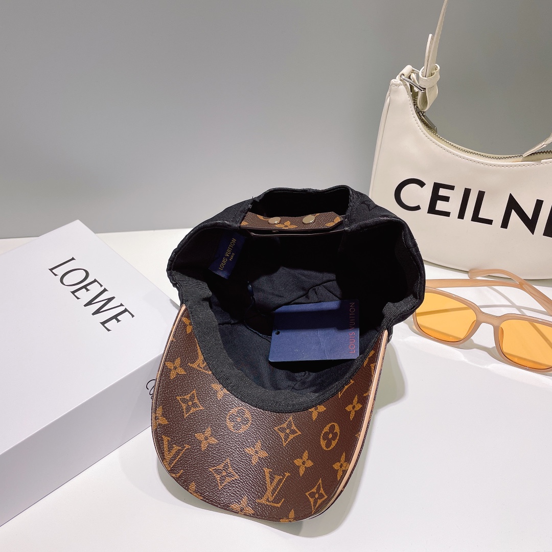 
LV路易威登，经典原单棒球帽， LV真皮压花，专柜常年热卖款，口碑极佳，11开模订制，原版头层牛皮，轻