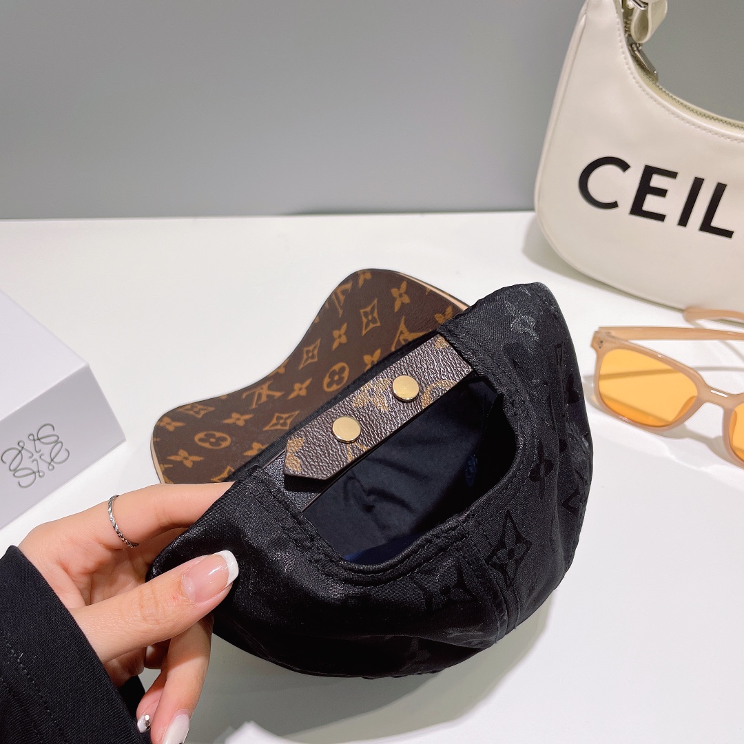 
LV路易威登，经典原单棒球帽， LV真皮压花，专柜常年热卖款，口碑极佳，11开模订制，原版头层牛皮，轻