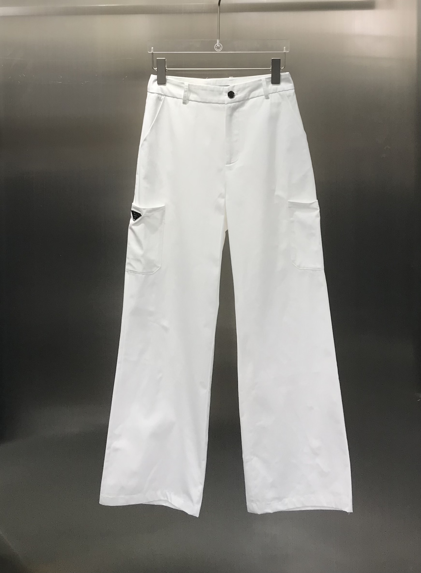 NO:696867,Casual overalls decorated with Pard* triangle logo. Straight-leg high-waisted design. Slimming and hiding fat. Large pockets on both sides are loose and high-waisted. A must-have for cool girls. Cool casual style. The upper body is very recognizable. High version SML,,19860909Pard*三角标装饰休闲工装裤 直筒高腰设计 显瘦又藏肉 双侧大口袋宽松高腰 酷女孩必收款 炫酷休闲风 上身很有辨识度 高版本 SML,,,Women's clothing